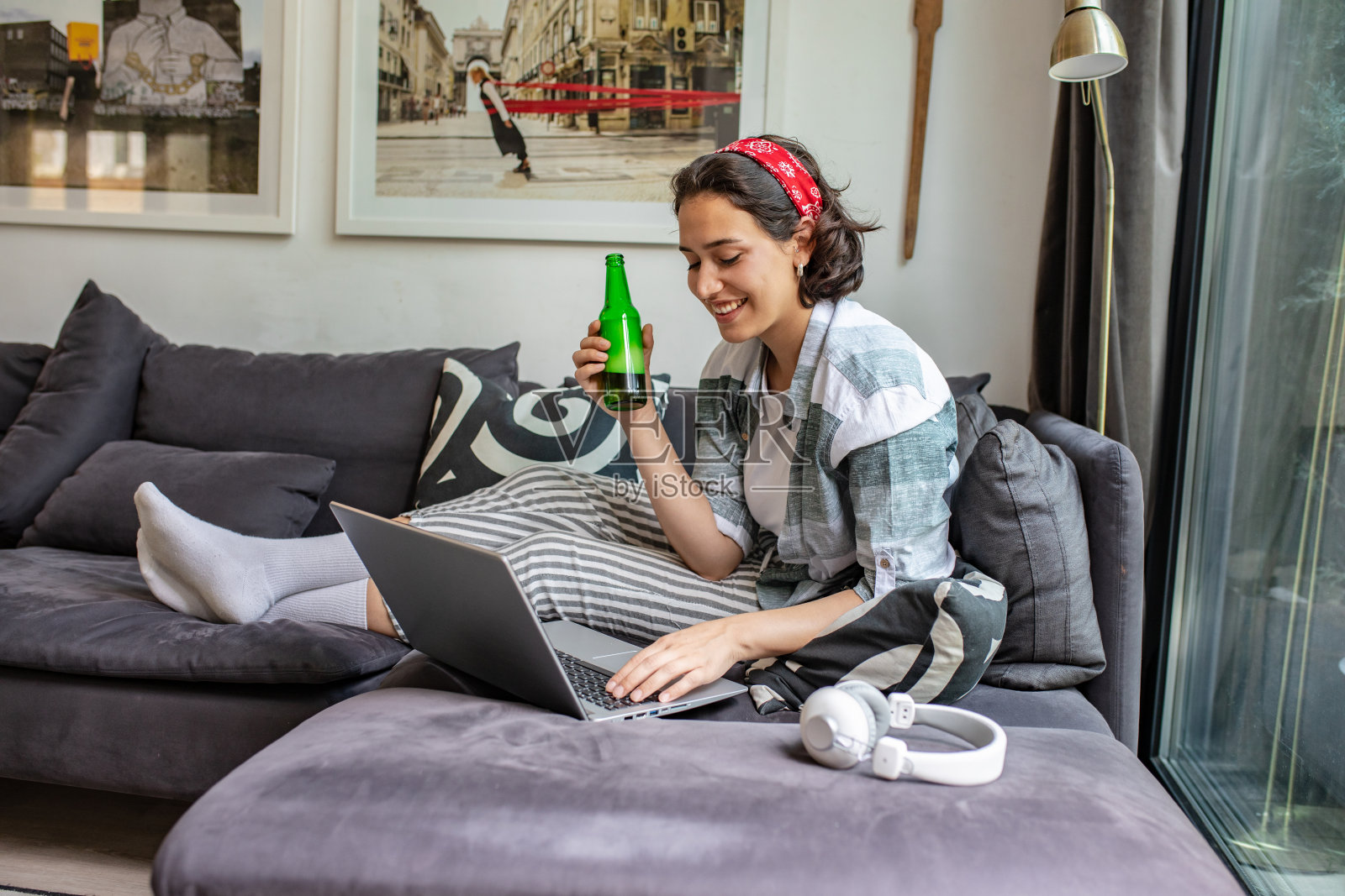 隔离期间独自饮酒照片摄影图片