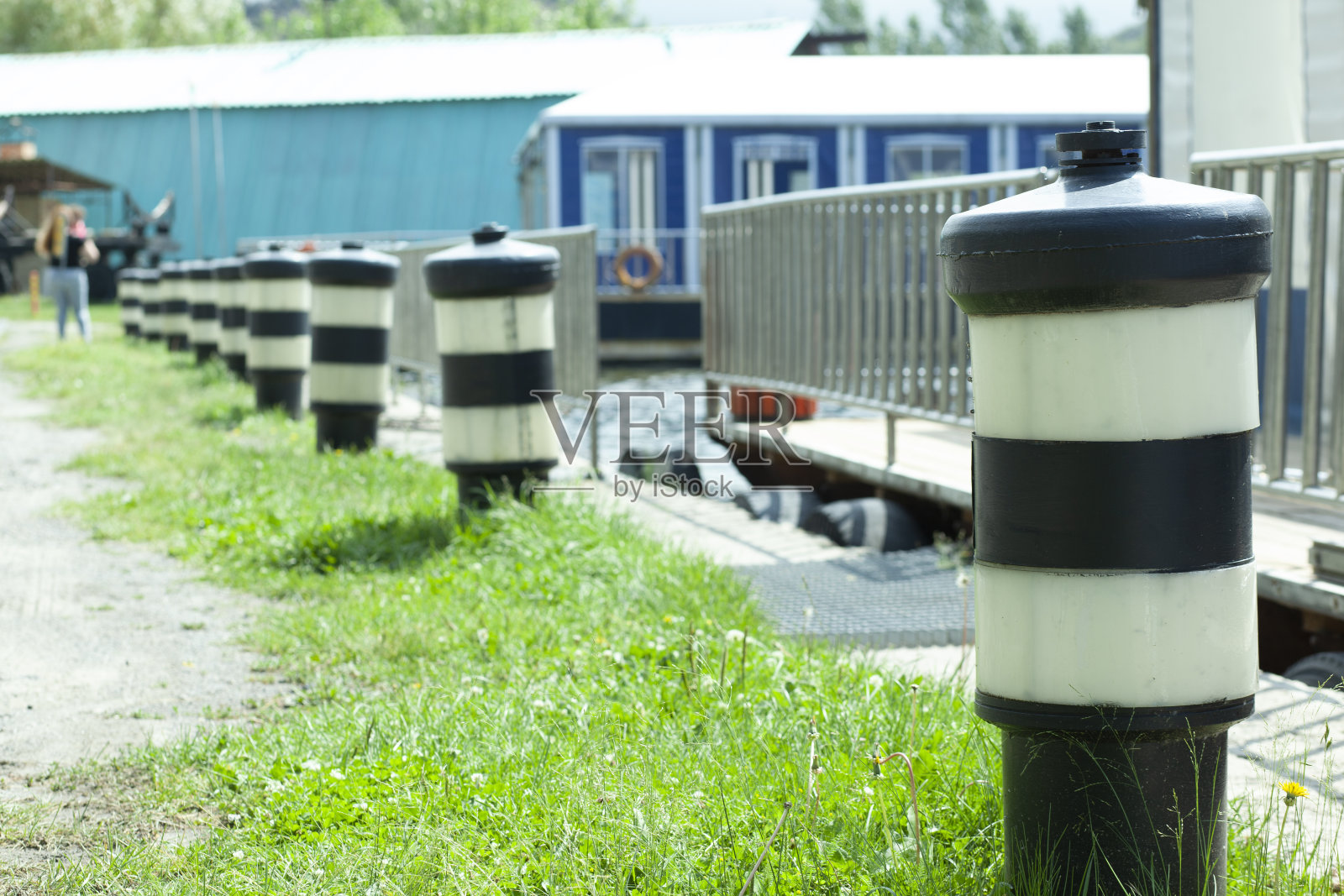 用于系泊商业渔船的海上泊位系柱。照片摄影图片