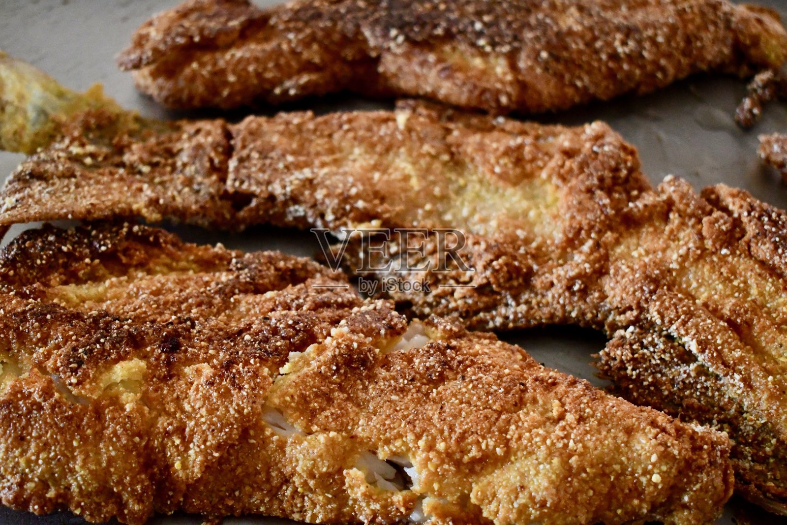 现炸白眼鱼照片摄影图片