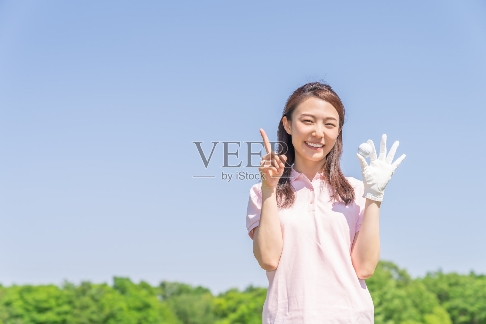 打高尔夫球的亚洲女人照片摄影图片