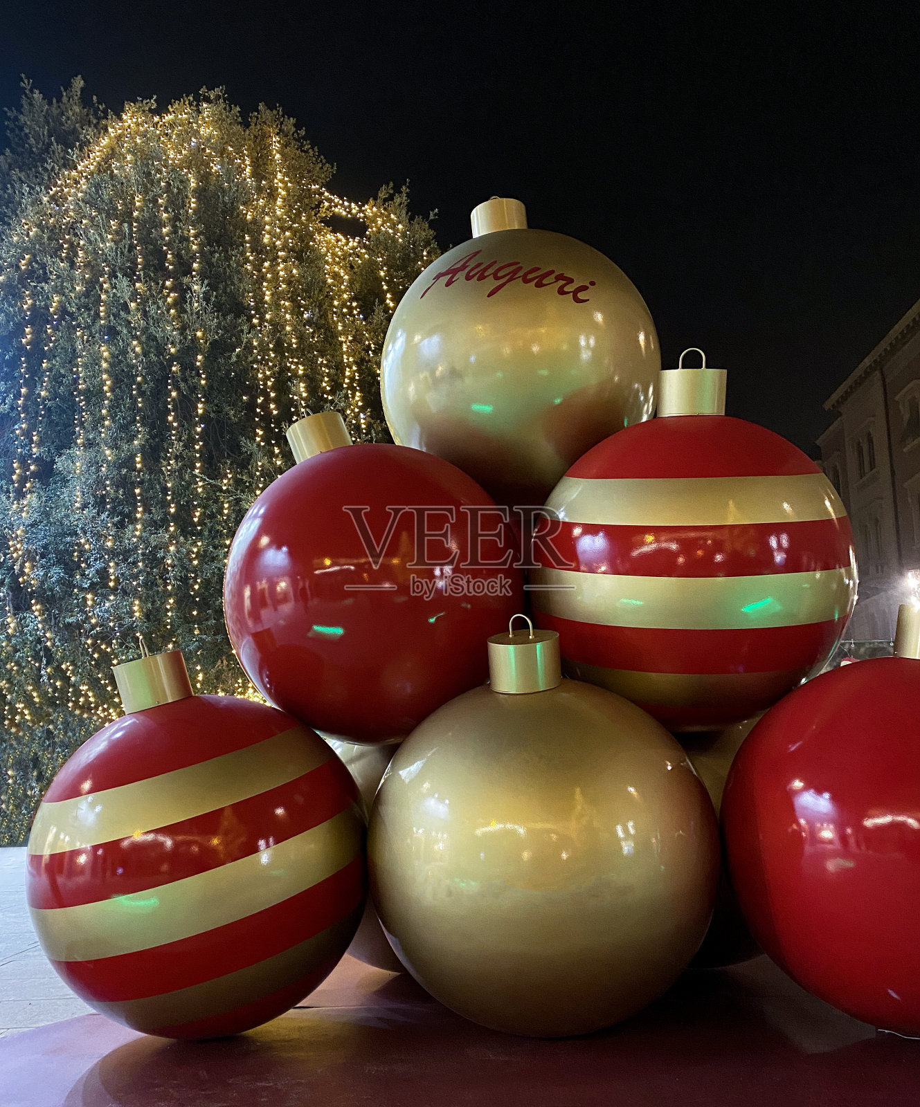 意大利摩德纳的圣诞树装饰。彩灯、圣诞球和装饰品照片摄影图片