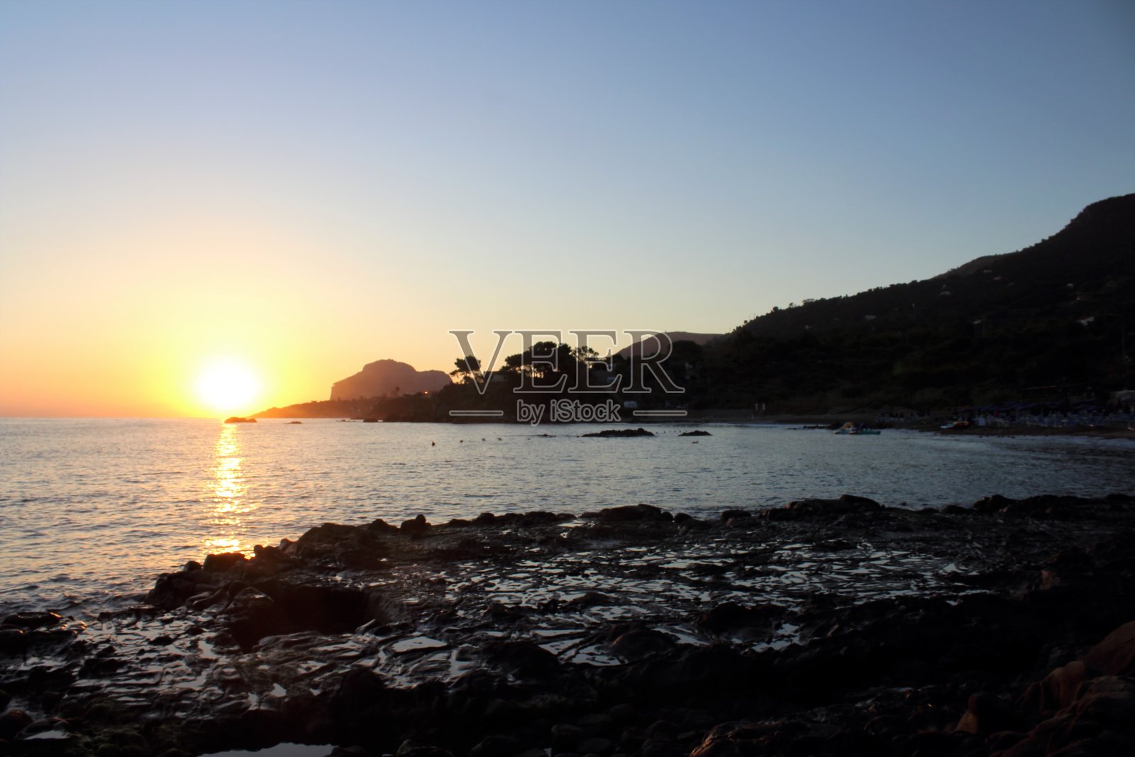 海面上日出,太阳从地平线升起照片摄影图片