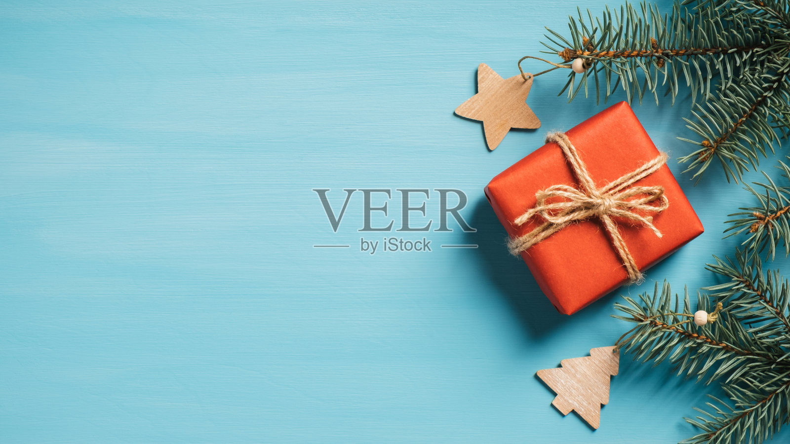 古董圣诞礼盒与松枝和木制圣诞装饰品。平铺,俯视图,拷贝空间。圣诞横幅模型,新年贺卡模板。复古的风格。照片摄影图片