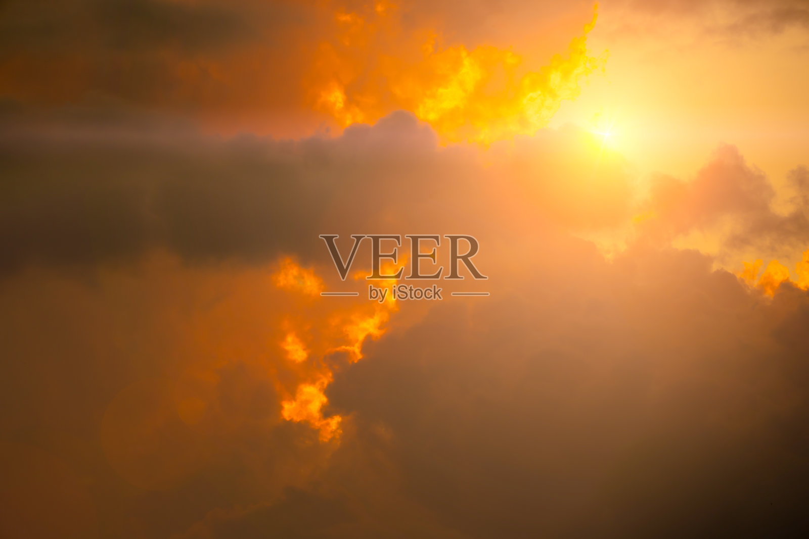 金色的天空和云在阳光明媚的背景照片摄影图片