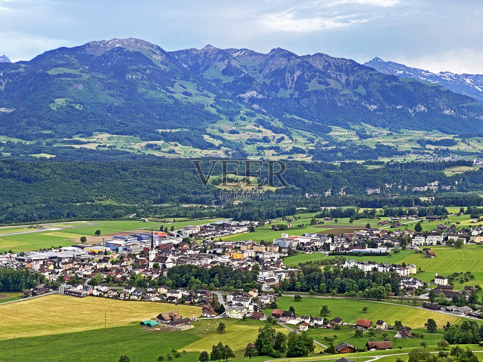 瑞士奥布瓦尔登州的Alpnach - Canton,位于Alpnach Lake valley and below The Pilatus mountain massif, Alpnach - Canton, Obwalden, Switzerland照片摄影图片