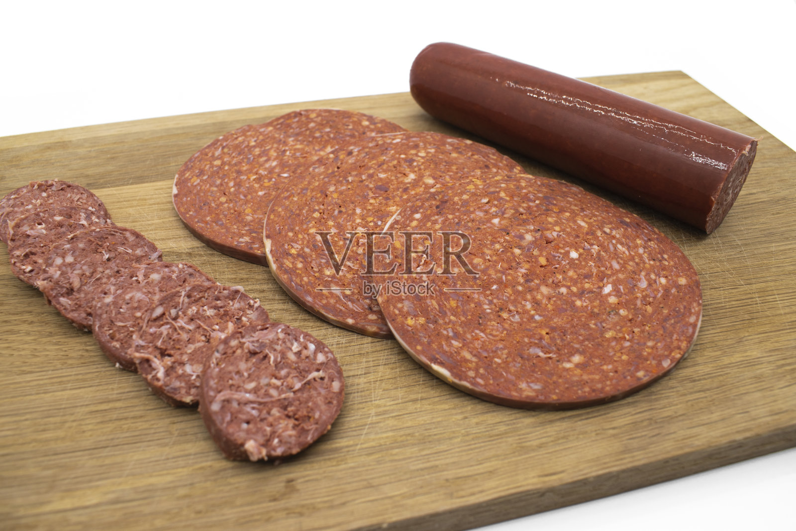 土耳其的香肠。木桌子上的吸虫。照片摄影图片