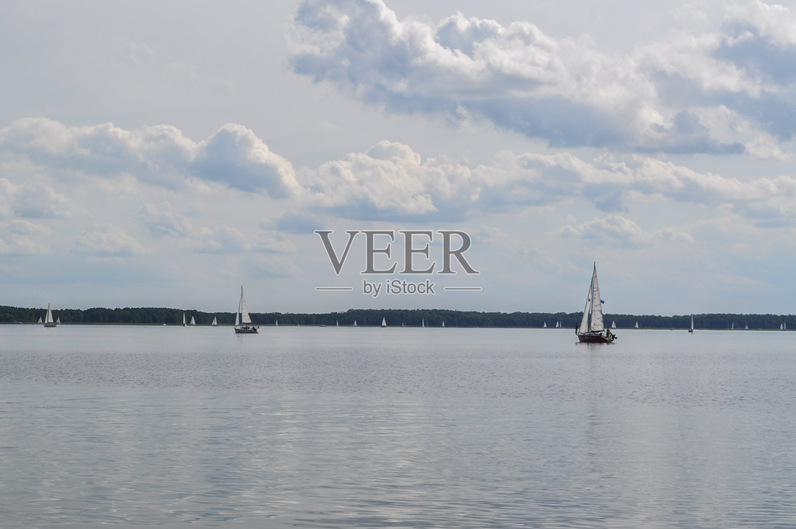 帆船在湖面上漂浮,蓝天在航行照片摄影图片