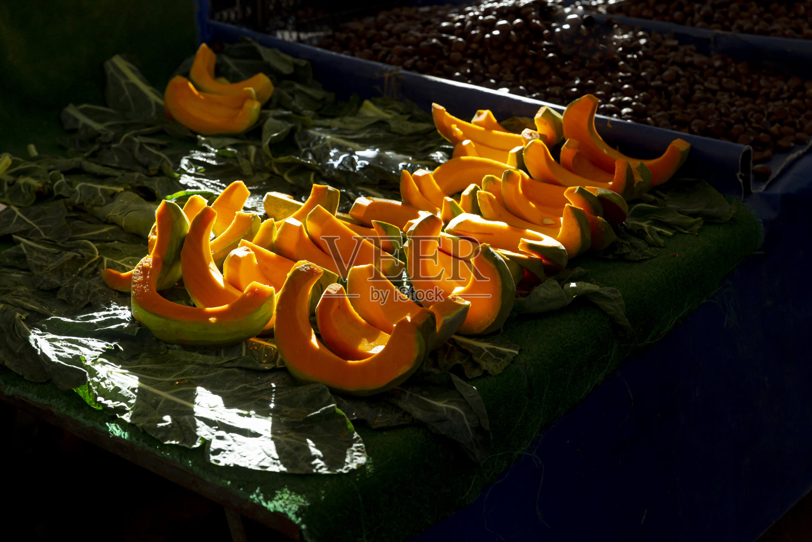 南瓜站在市场的柜台上照片摄影图片