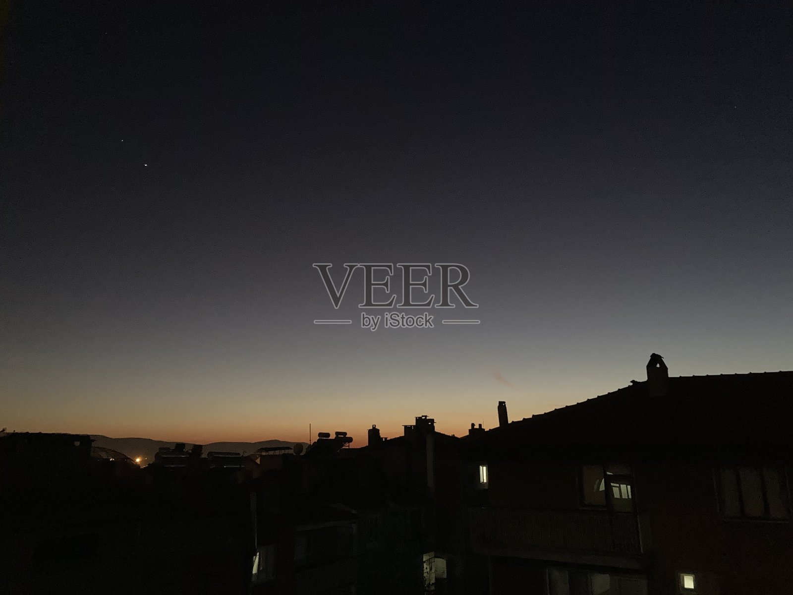 夜晚的开始和一天的结束照片摄影图片