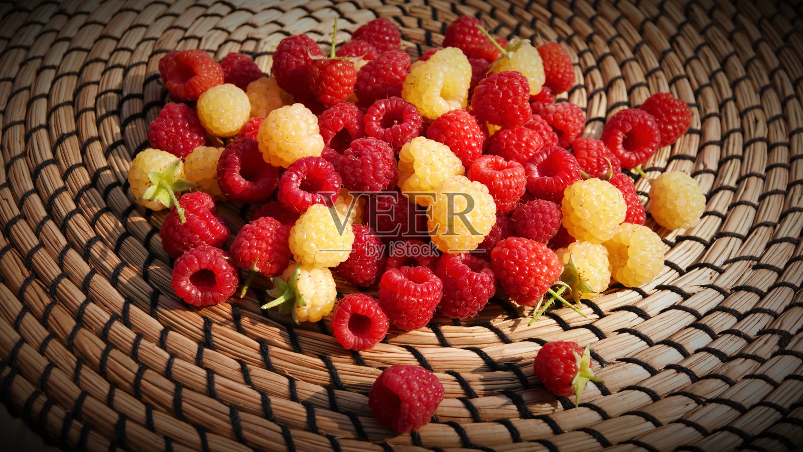 红色和黄色/白色混合在一起,编织在浅棕色的基础上照片摄影图片