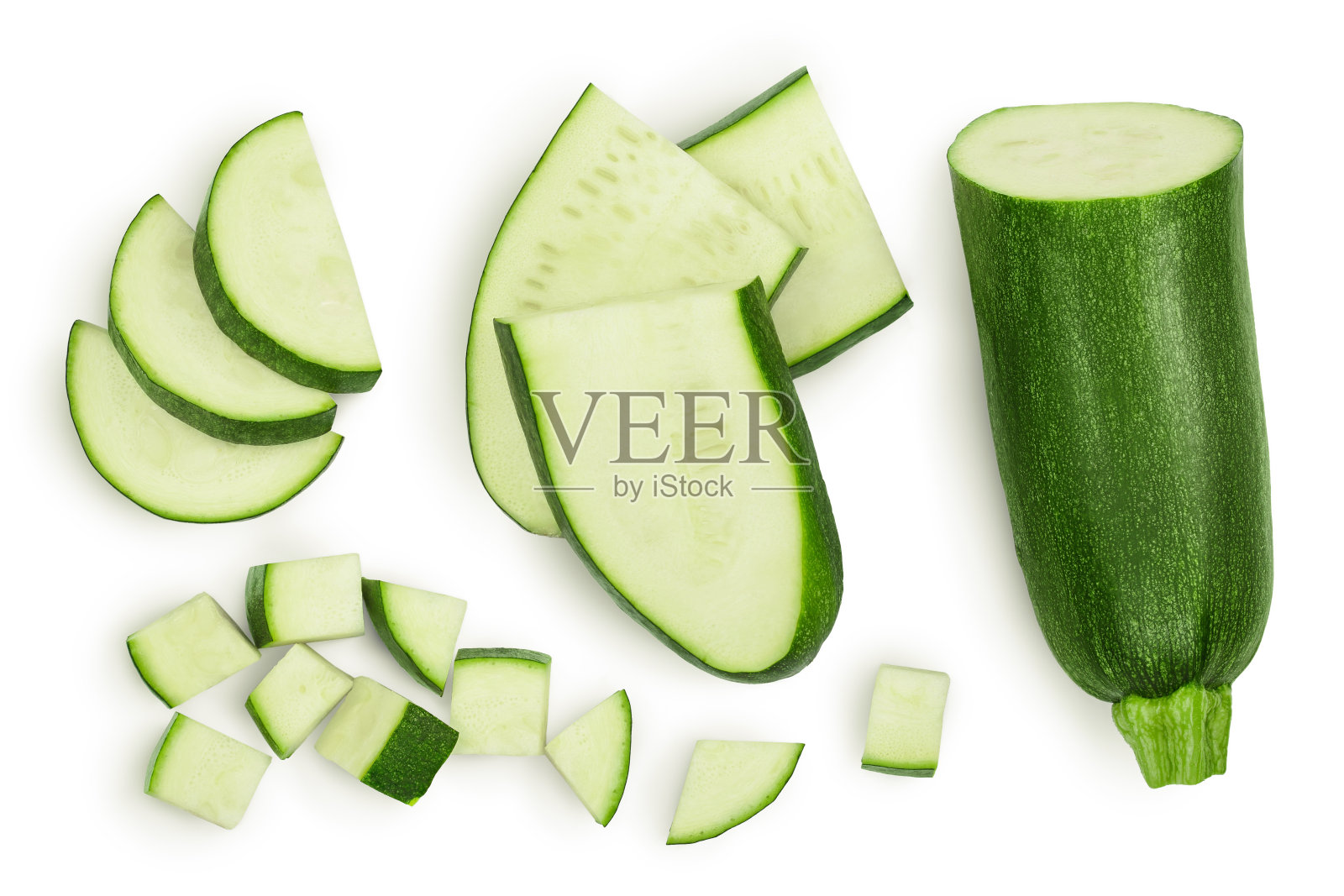 新鲜的切片西葫芦孤立在白色背景与修剪路径和充分的景深。前视图。平躺照片摄影图片