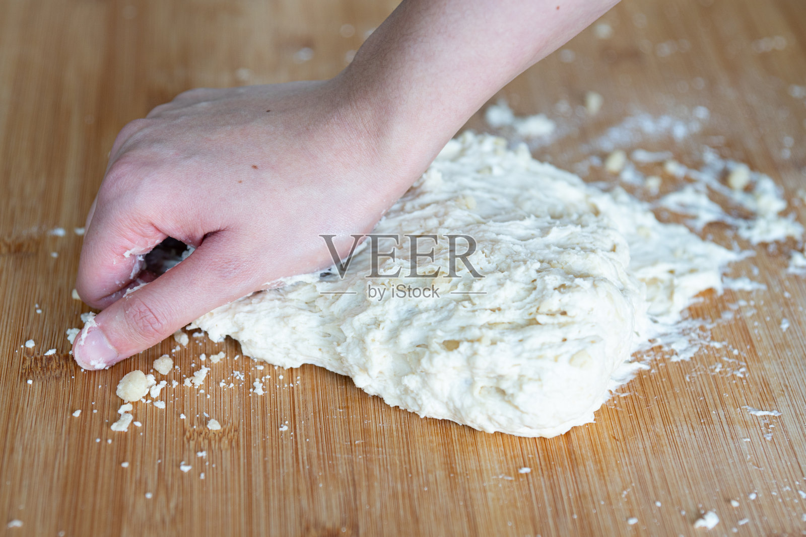 在木盘上揉面照片摄影图片