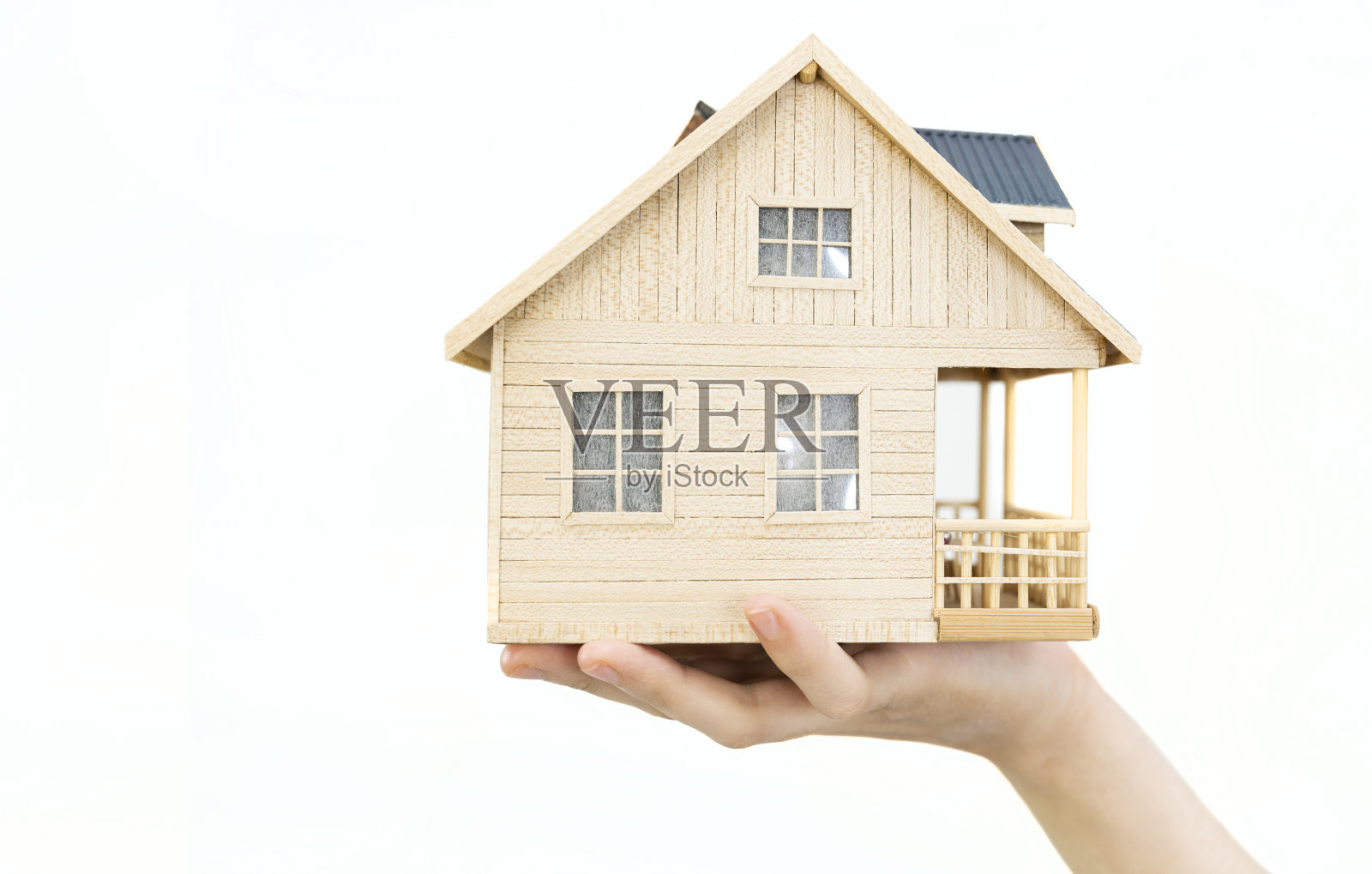 手里拿着房子模型照片摄影图片