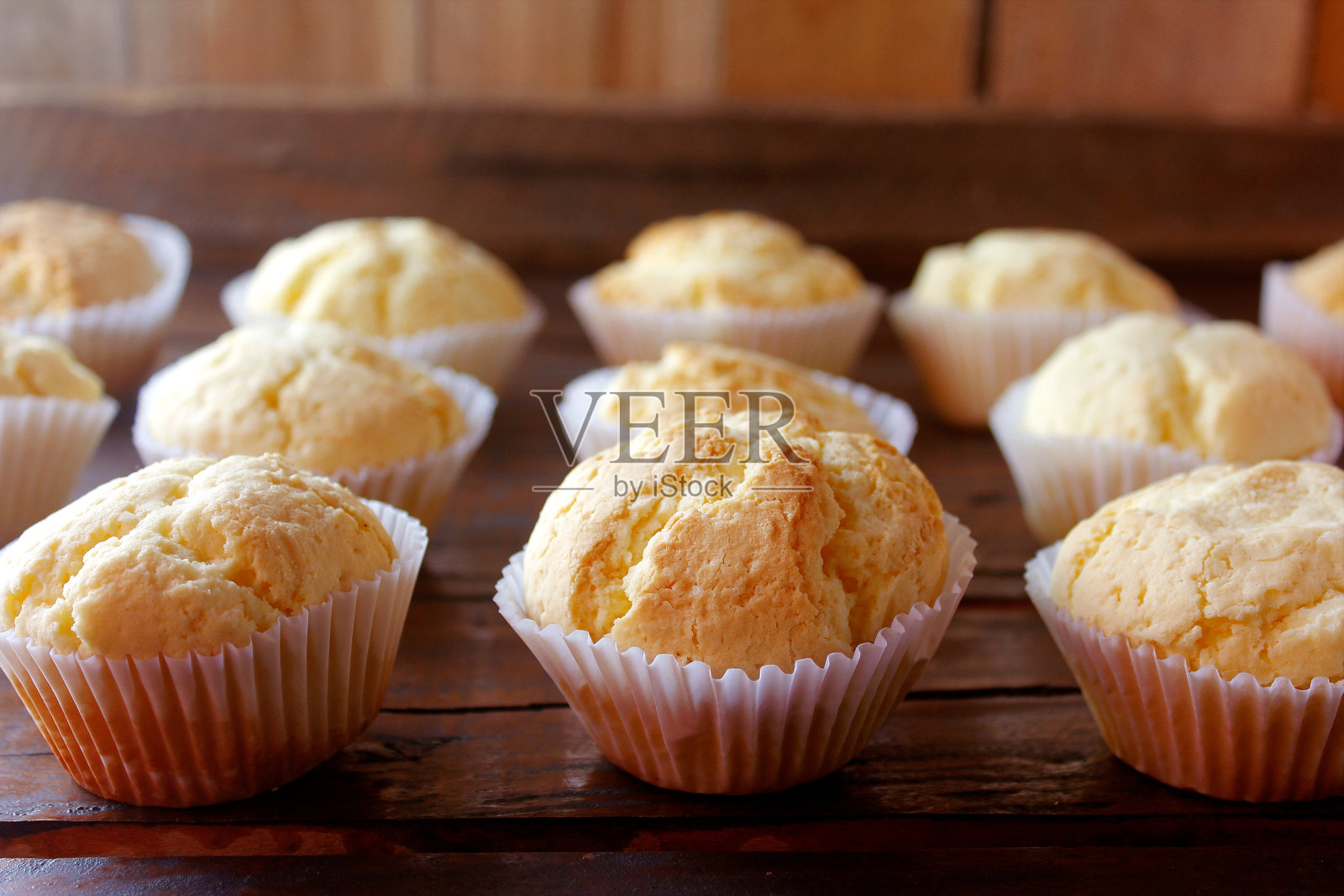 这是一种传统的巴西甜蛋糕,用木薯淀粉做成,放在一张质朴的木桌上。照片摄影图片