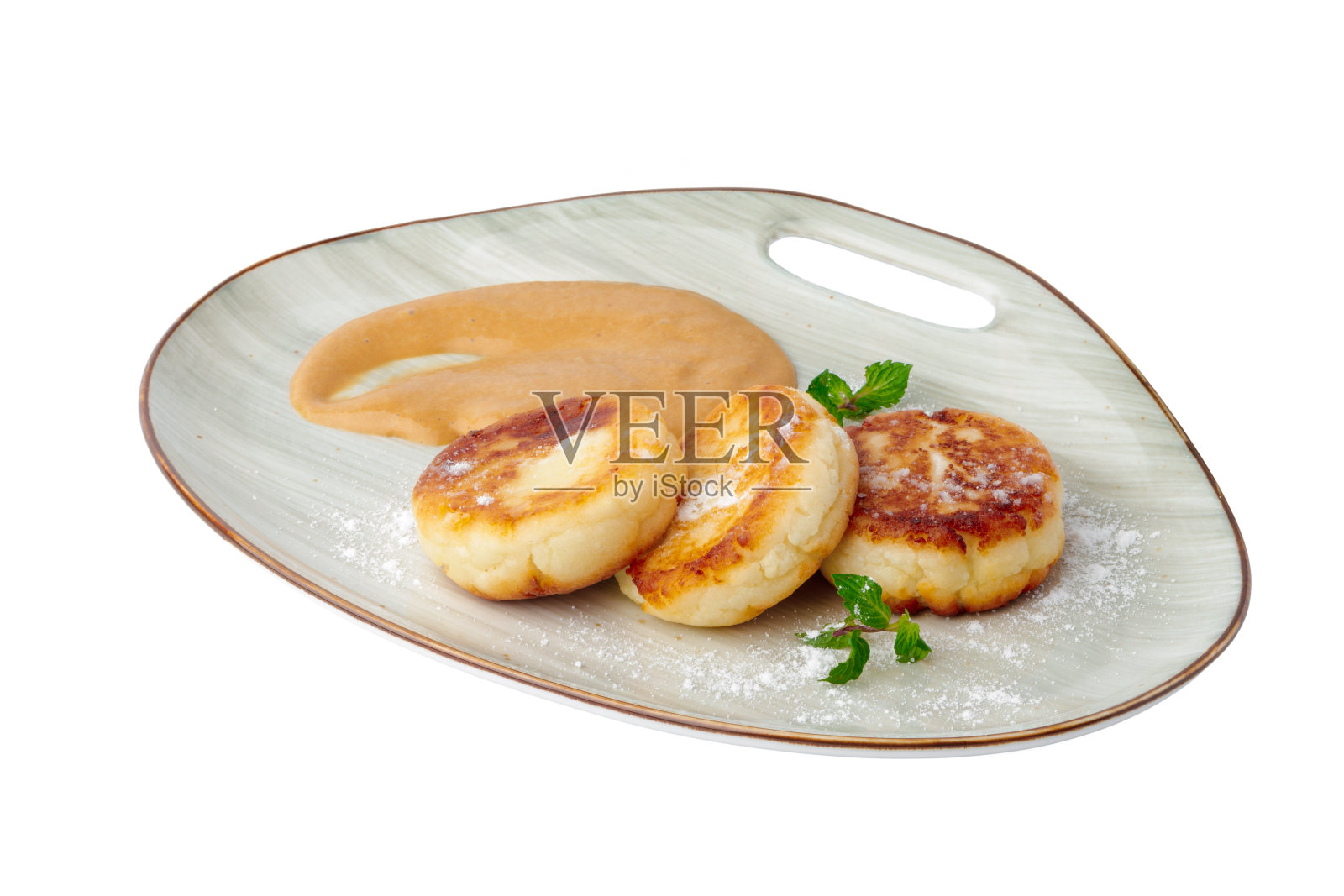 白干酪薄烤饼放在盘子上照片摄影图片