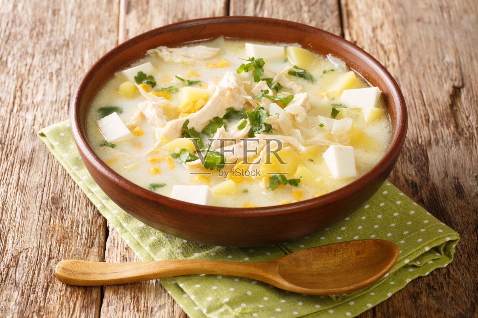 正宗的Chupe Andino汤由鸡肉,玉米,新鲜奶酪,蔬菜和奶油近距离在一个碗。水平照片摄影图片