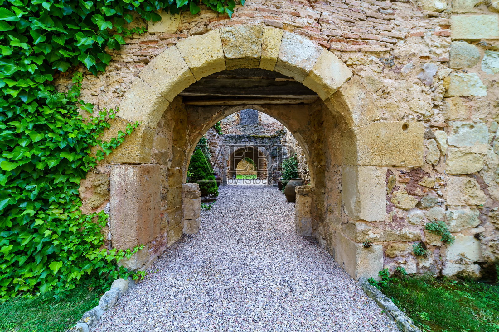 塞戈维亚佩德拉萨村的街道和用中世纪石头建造的老房子照片摄影图片