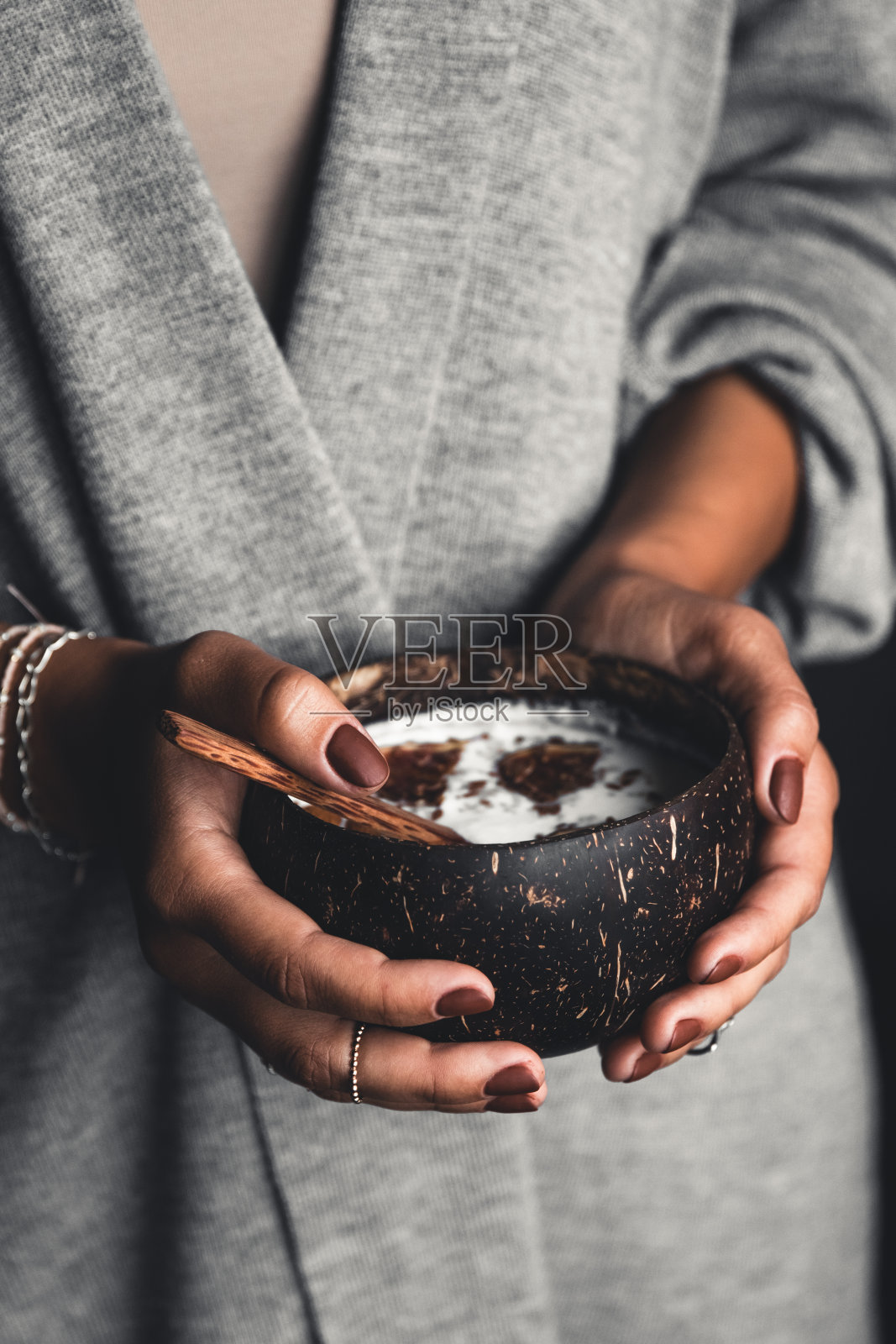 健康早餐,酸奶和无花果椰碗。照片摄影图片