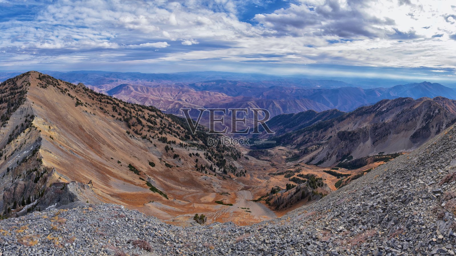山顶的景色,由Provo,滑梯峡谷,石板峡谷和岩石峡谷,Wasatch前落基山脉,犹他州。美国。照片摄影图片