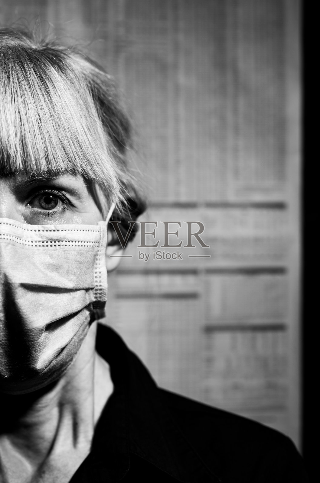 戴口罩的女人照片摄影图片