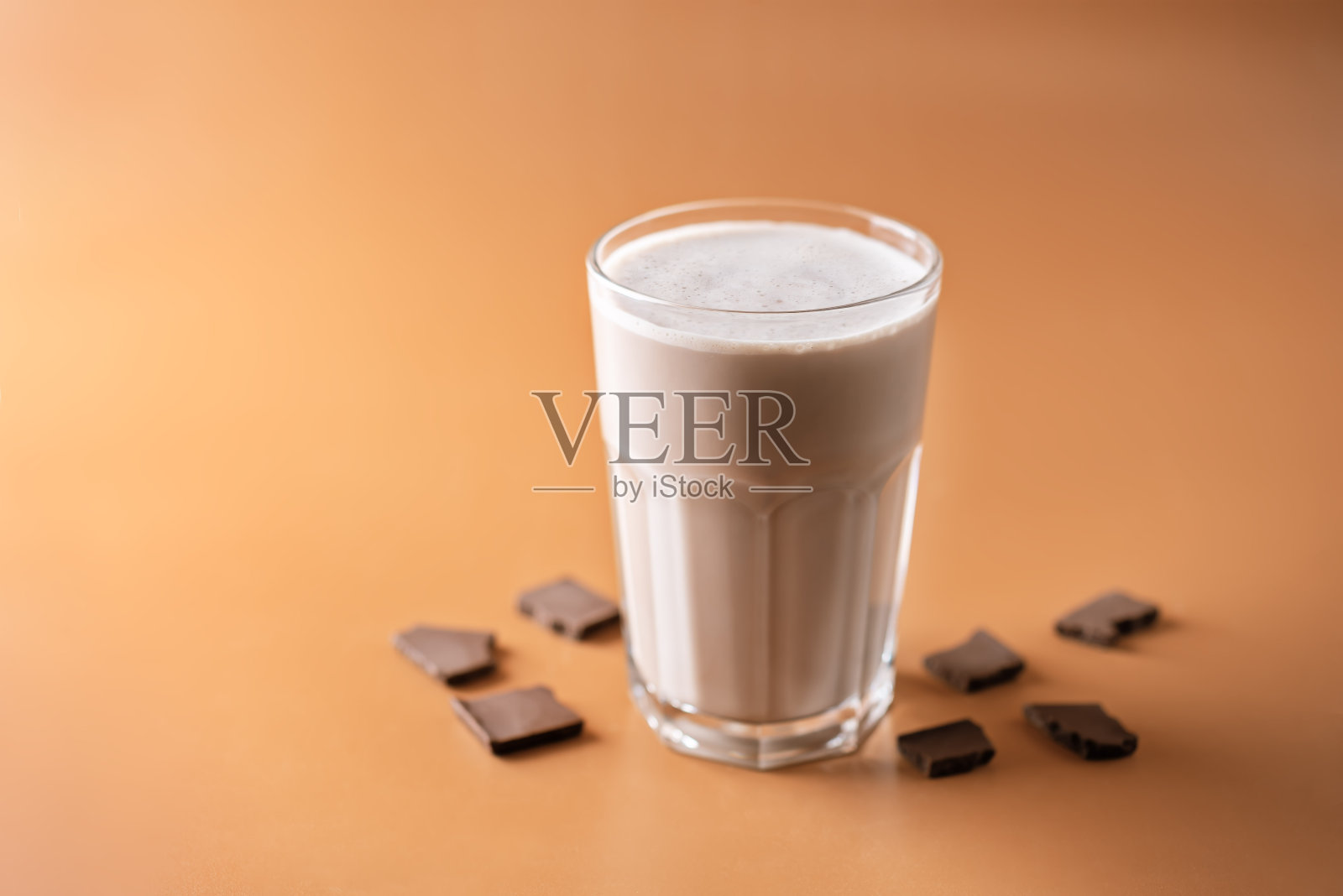 棕色背景的巧克力鸡尾酒杯照片摄影图片