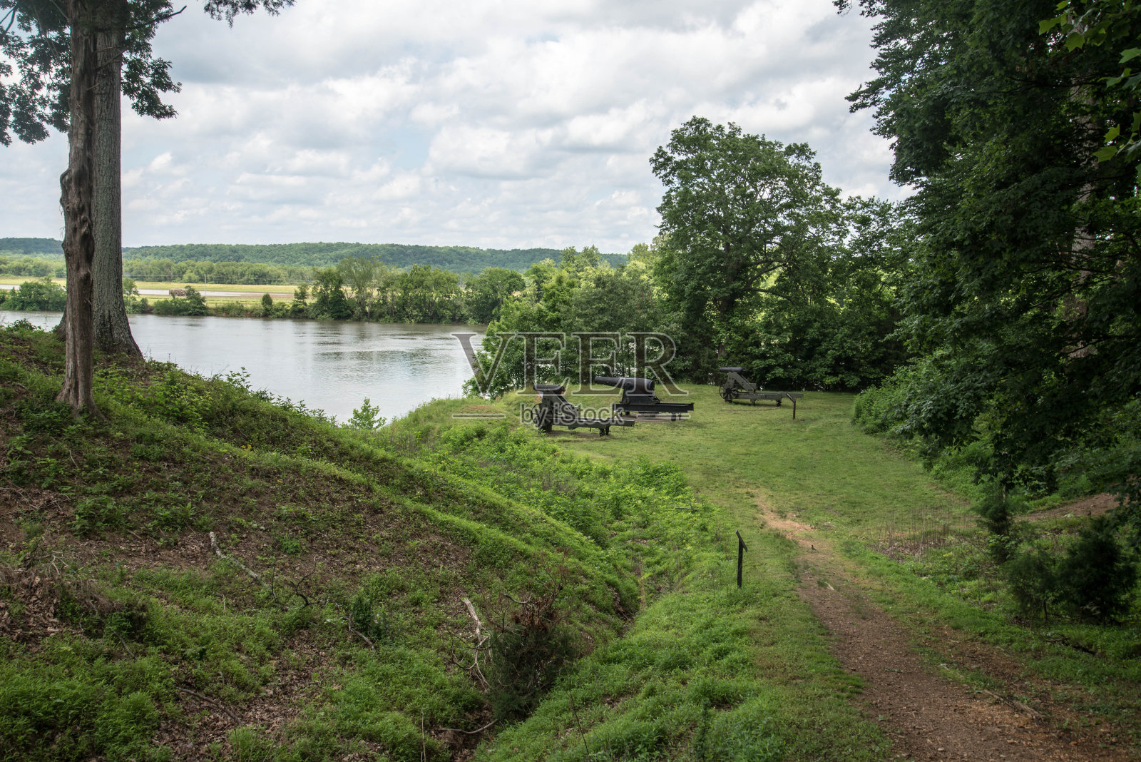 老式大炮在守卫照片摄影图片
