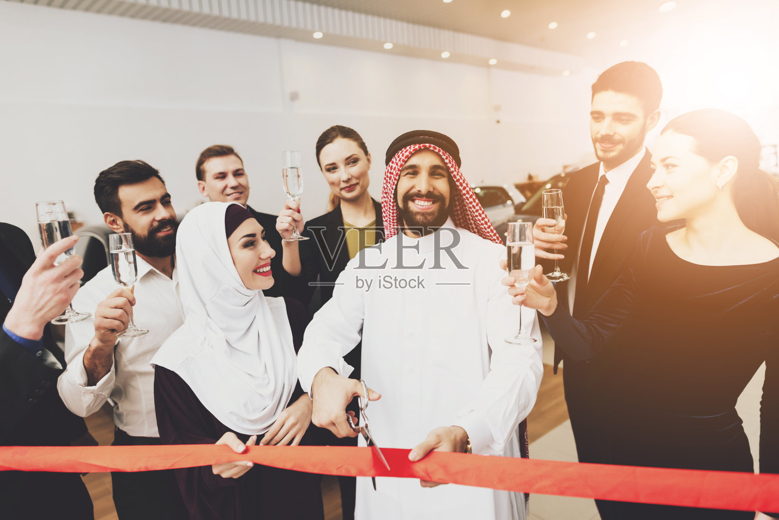 在汽车经销店的阿拉伯男人和他的妻子照片摄影图片