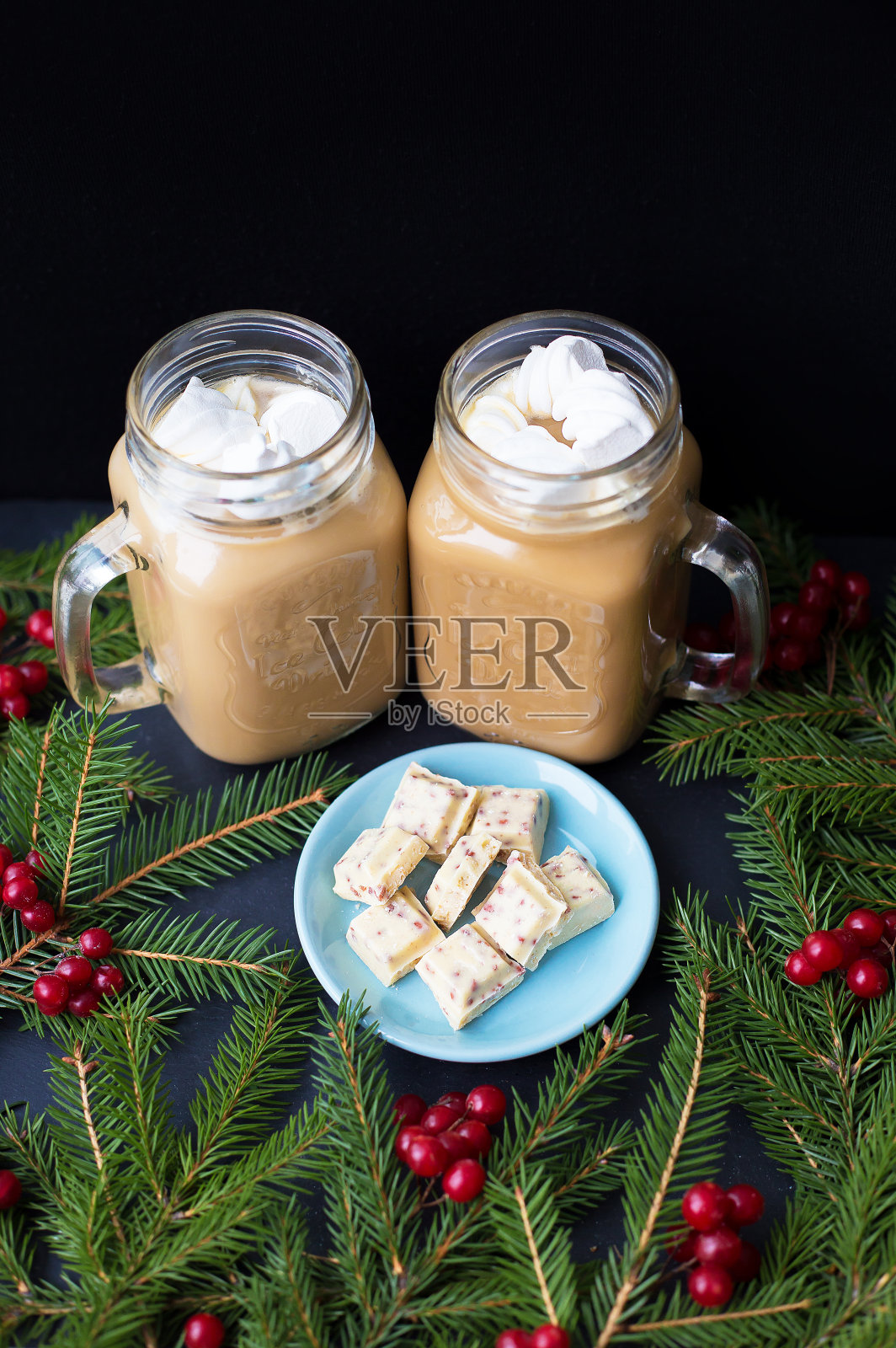 糖果,可可和棉花糖在黑背景和白巧克力照片摄影图片