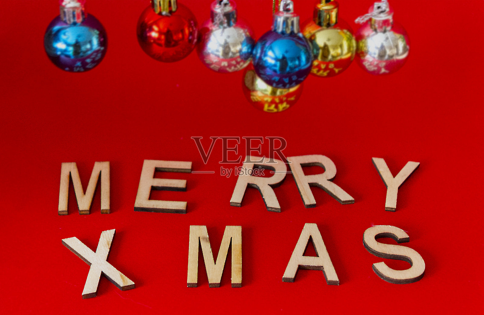 圣诞作文与文字圣诞快乐在红色的背景照片摄影图片