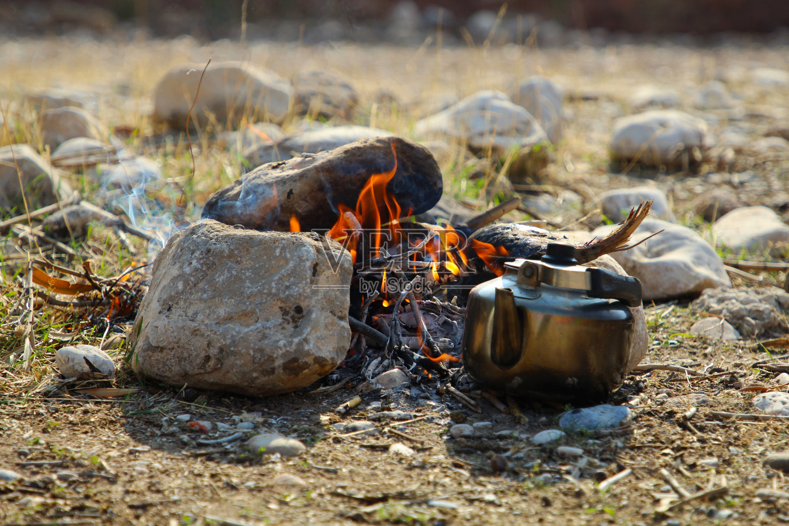 在余烬中泡茶照片摄影图片