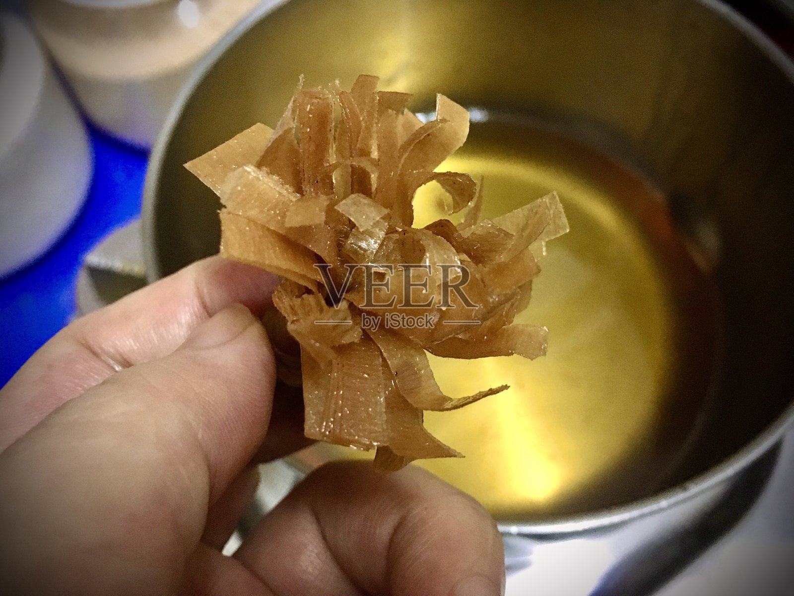 手握烹饪油刷照片摄影图片