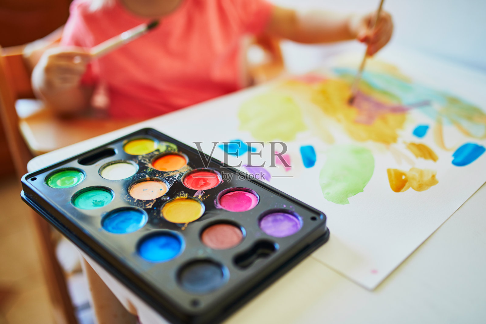 可爱的小女孩用彩色水彩画照片摄影图片