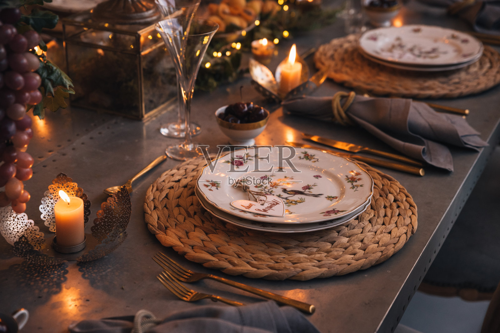 有蜡烛的圣诞桌子照片摄影图片