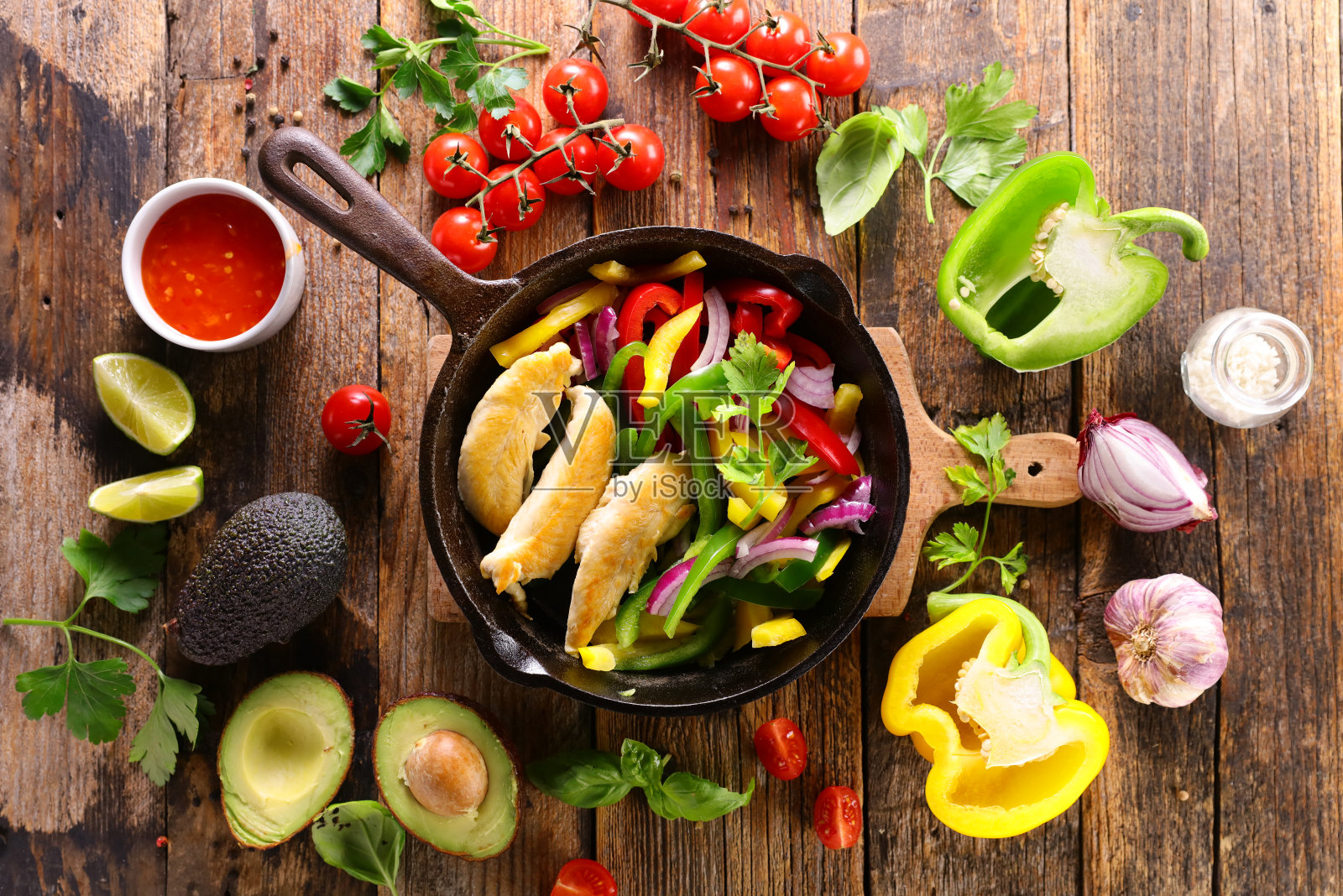 甜椒和烤鸡照片摄影图片