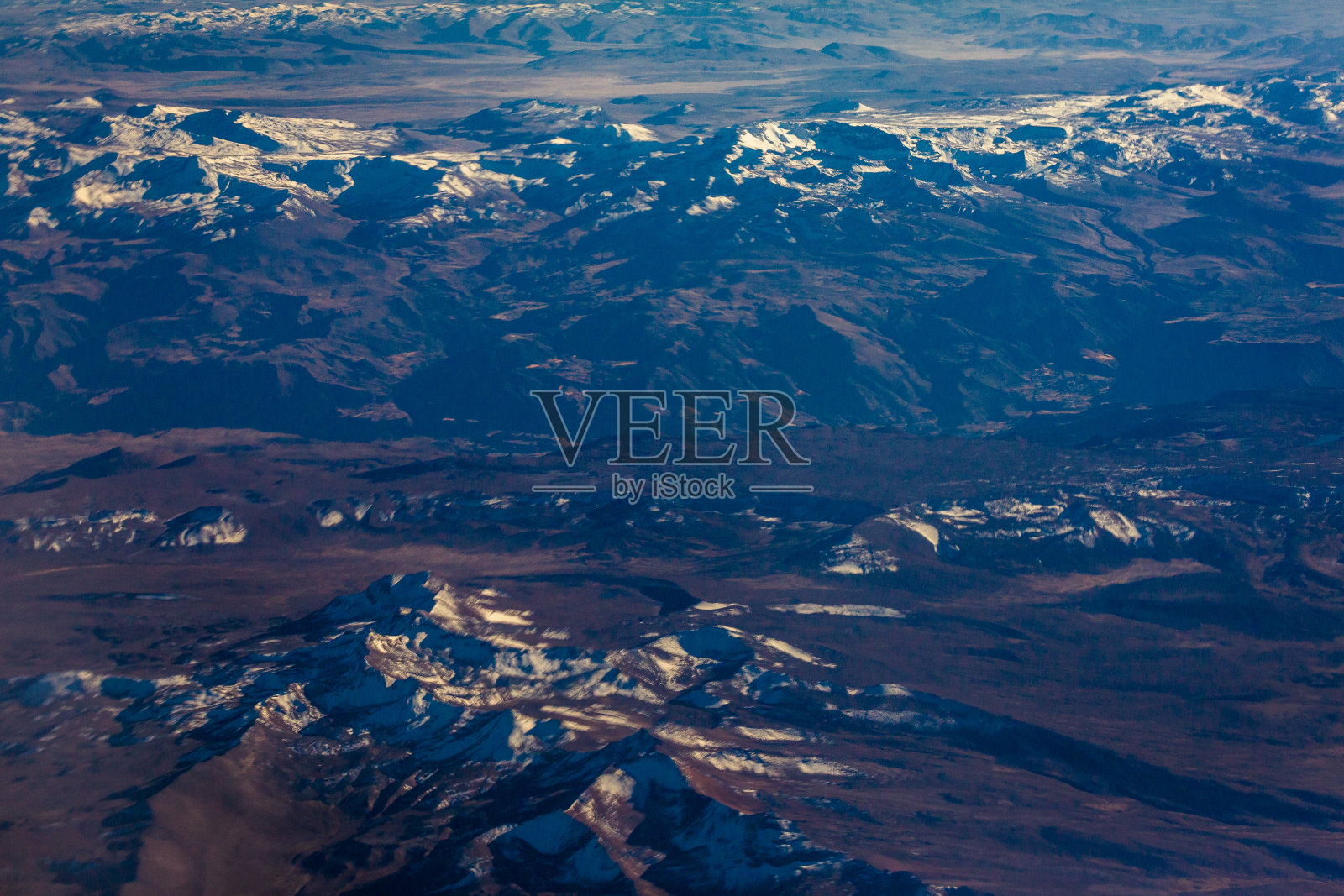 鸟瞰冰雪覆盖的秘鲁安第斯山脉和火山,引人注目的秘鲁风景照片摄影图片