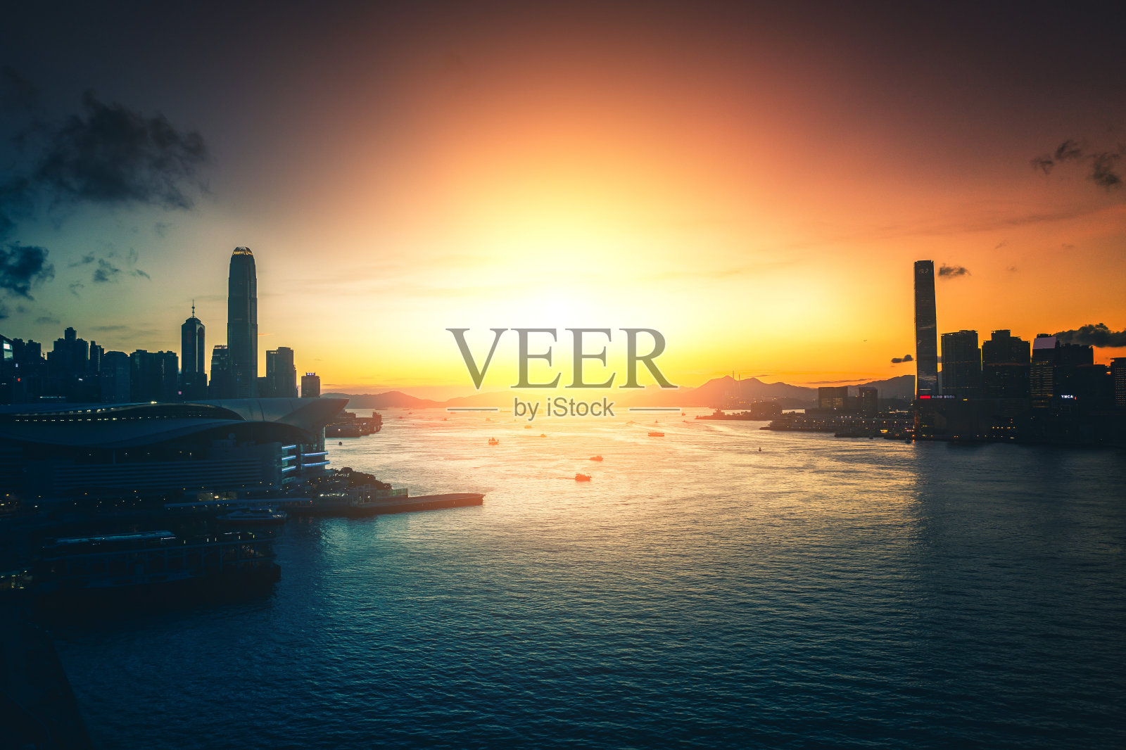 黄昏时分,从维多利亚港眺望香港的天际线和城市景观照片摄影图片