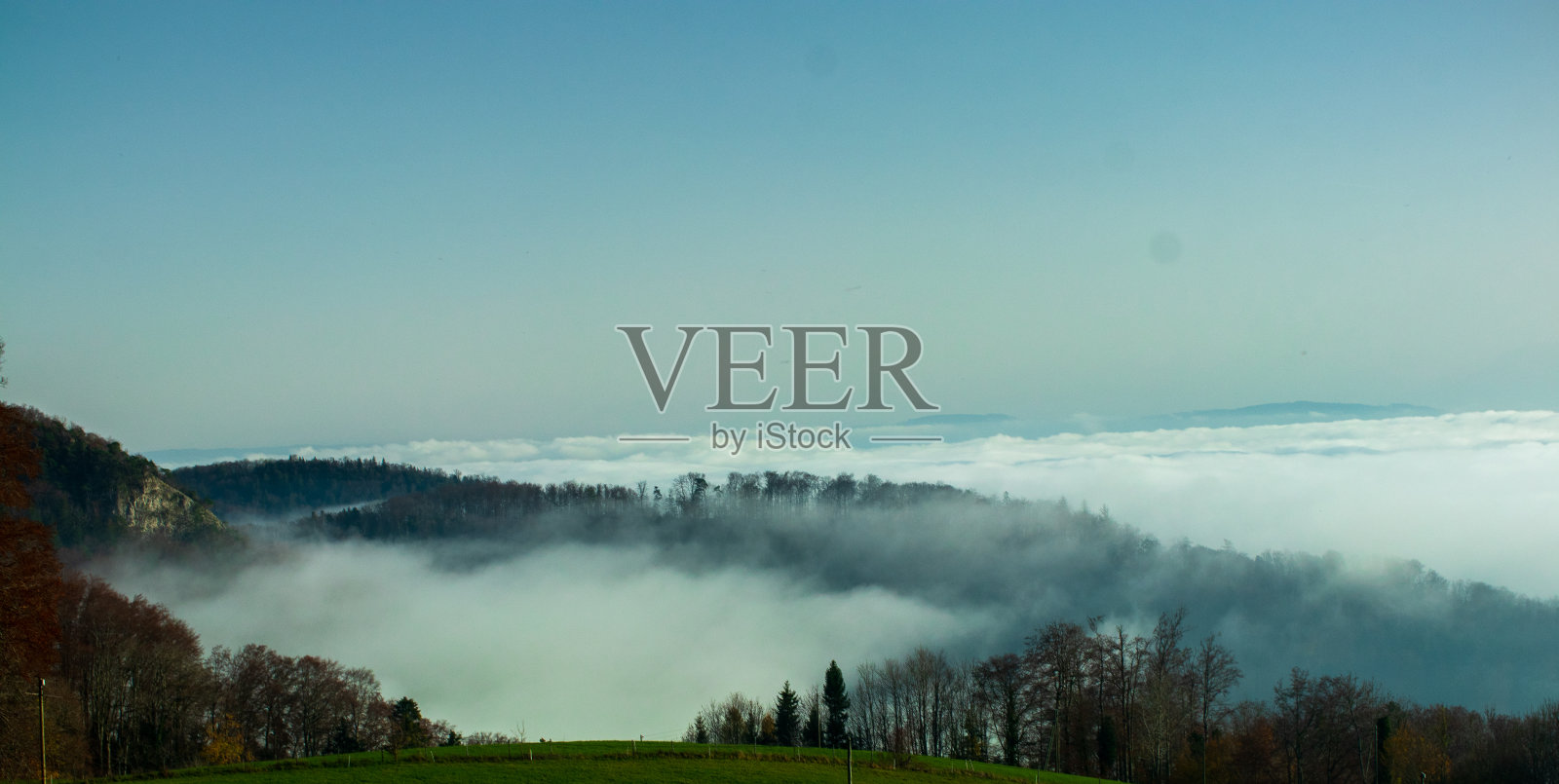 秋天高高的云层之上照片摄影图片