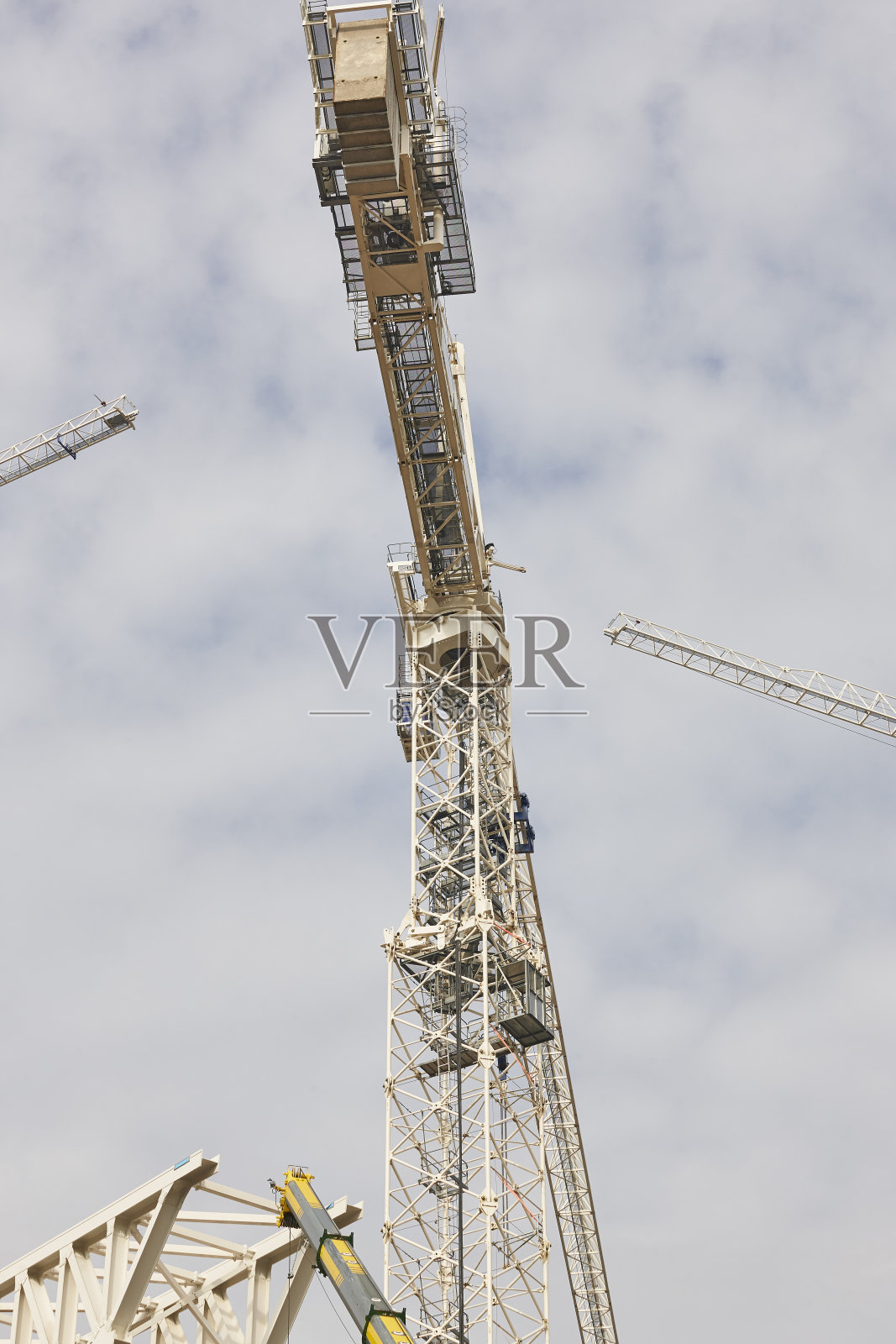 白色天空下的伸缩起重机。建筑行业照片摄影图片