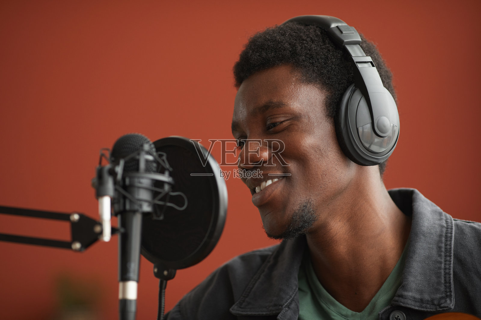 非裔美国人在录音棚录音照片摄影图片