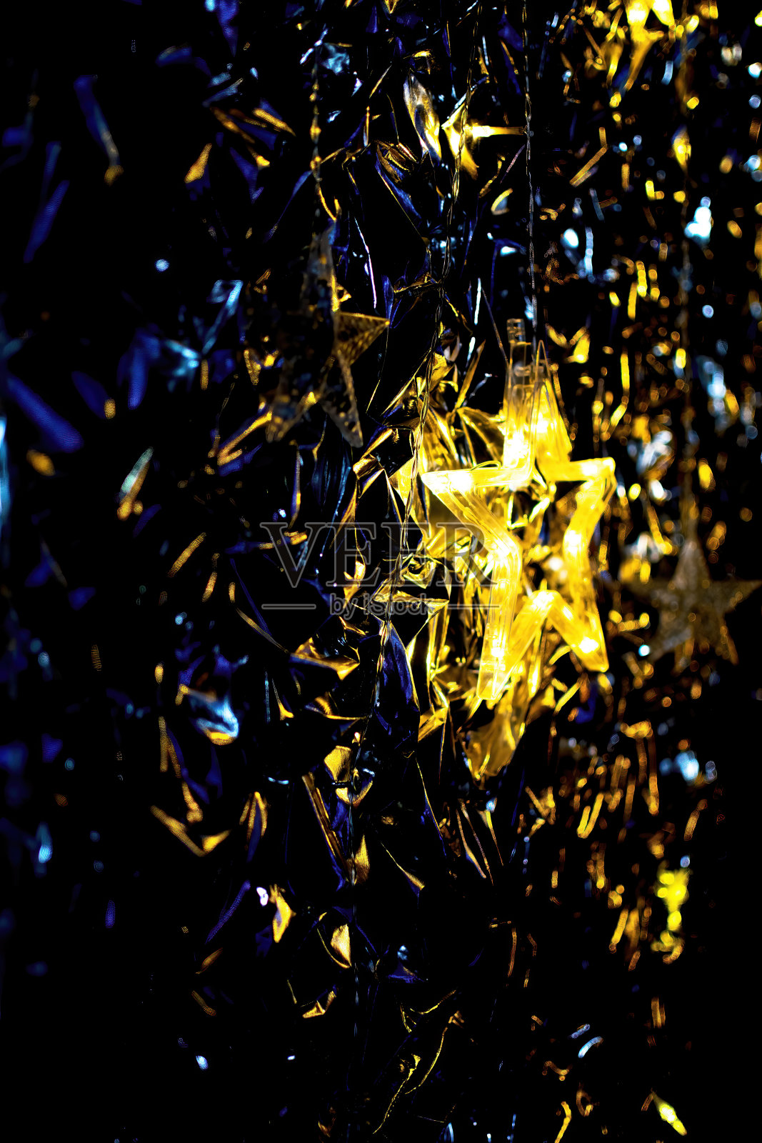 金色闪烁的星星在经典的蓝色背景上。新年和圣诞节的概念。照片摄影图片