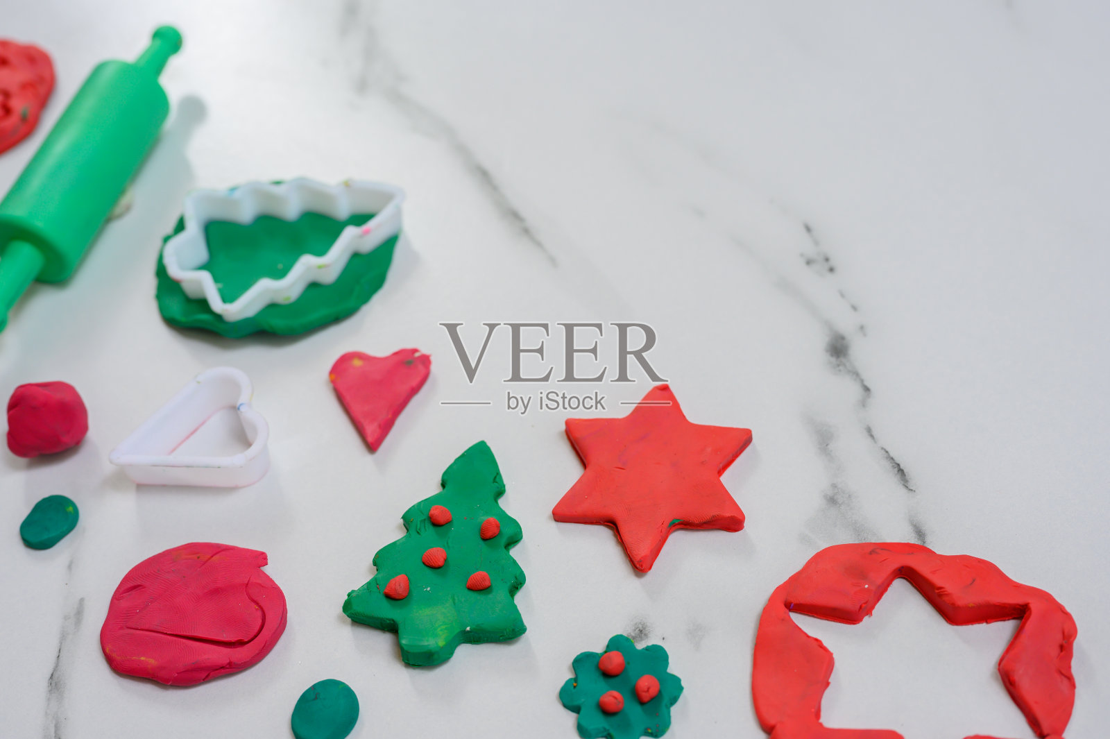 圣诞节在家装饰。圣诞节和新年庆祝在寒假。照片摄影图片