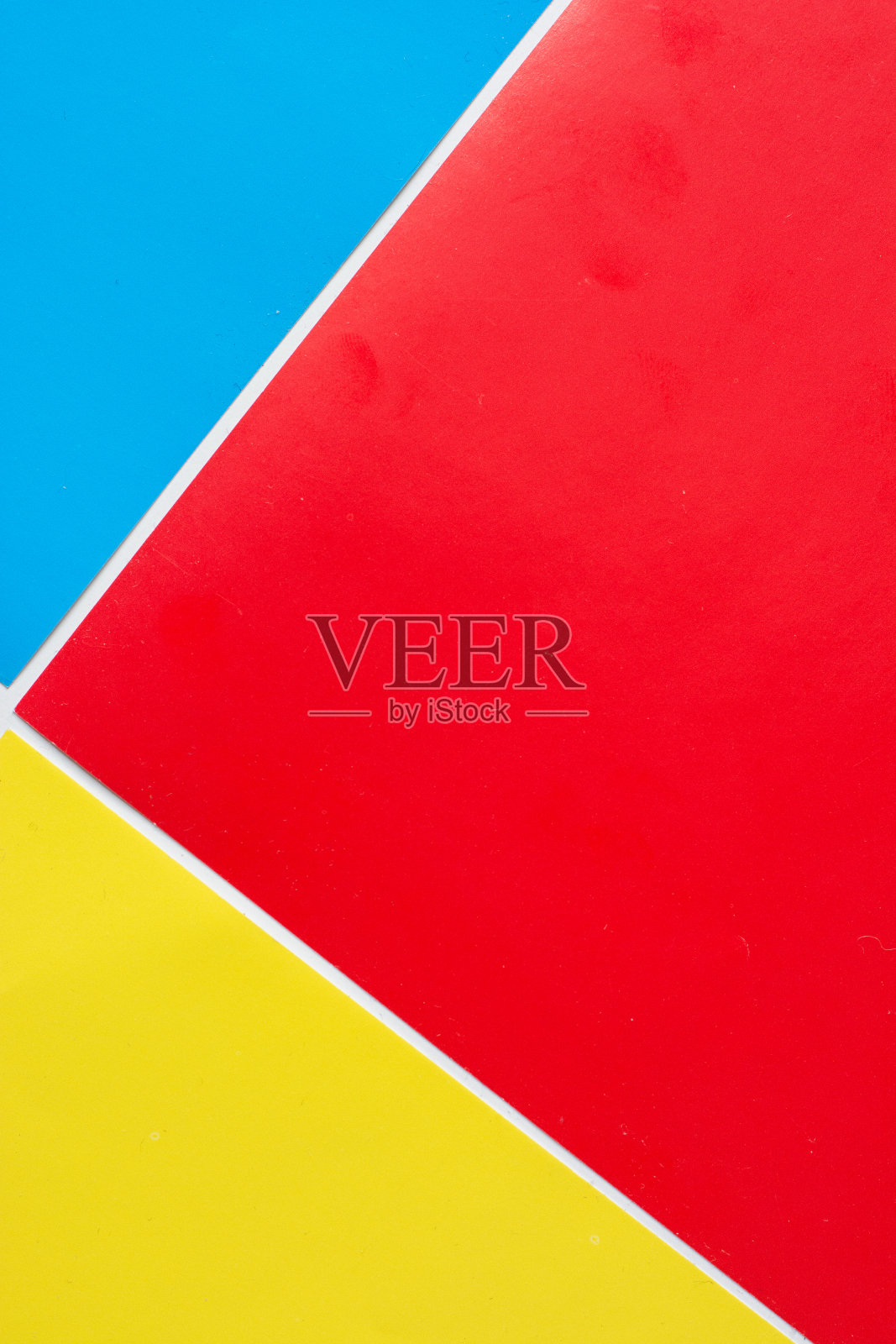 风景如画的基本颜色红,蓝,黄三角形抽象形式在白色的背景照片摄影图片