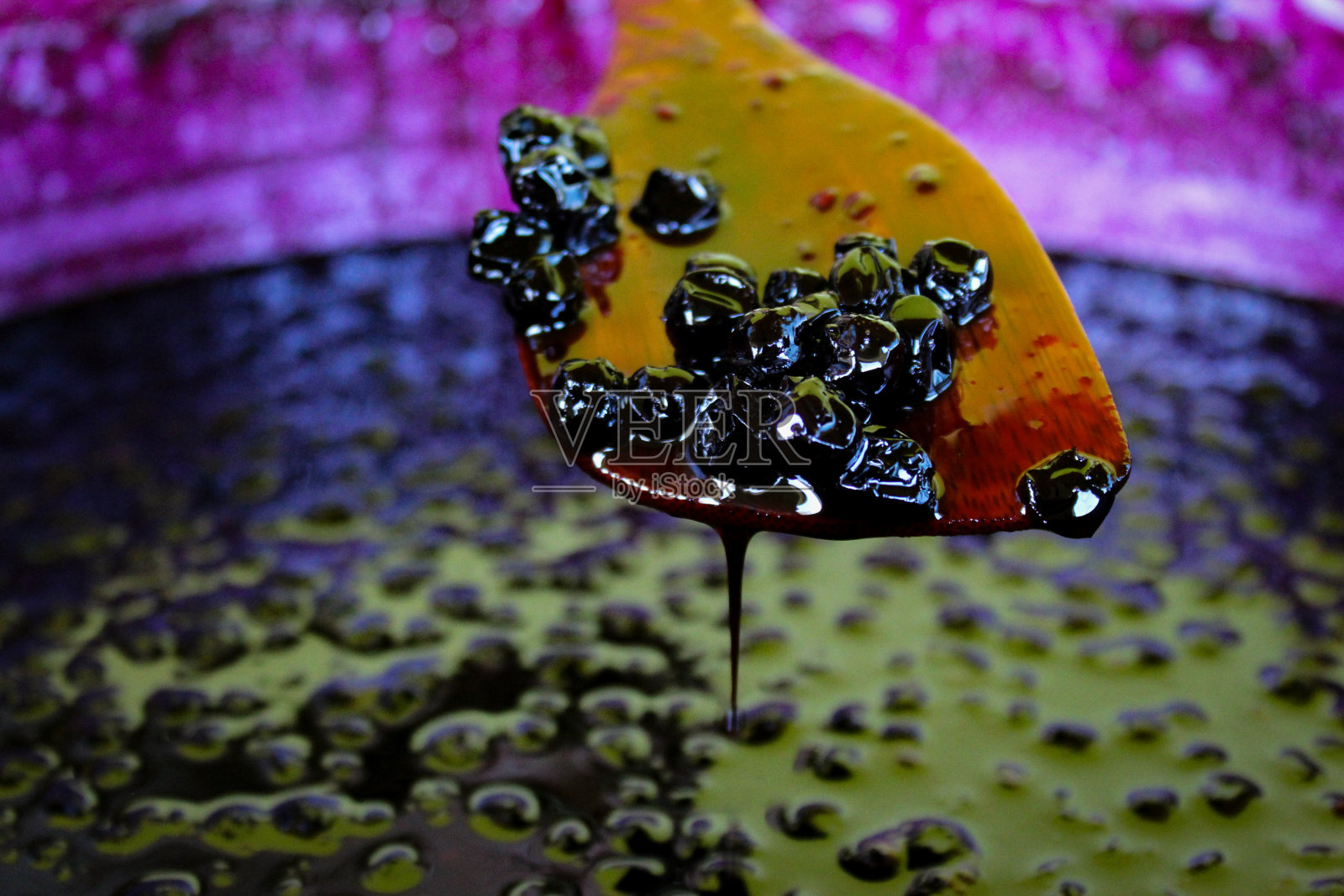 在做蔓越莓果酱的时候,把蔓越莓放在花盆上面的木勺上。扎维德维奇,波斯尼亚和黑塞哥维那。照片摄影图片