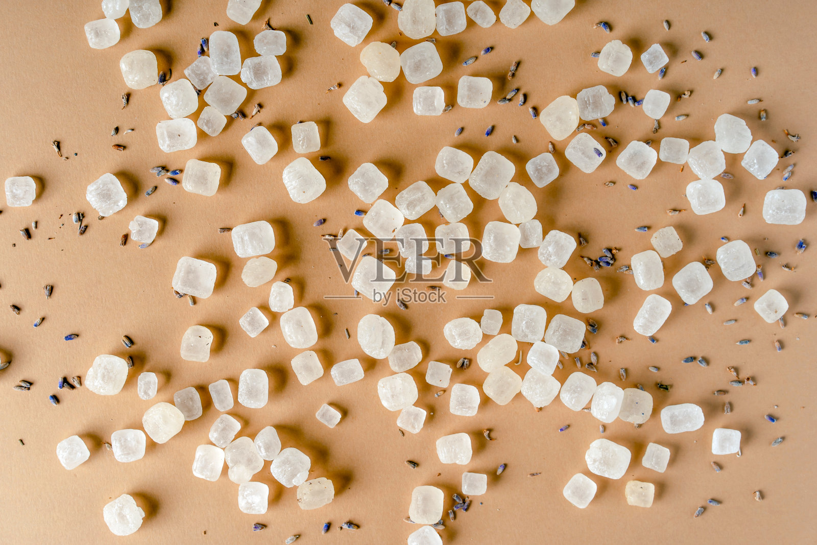 桌子上放着混合着薰衣草的生糖块,这是背景图片照片摄影图片