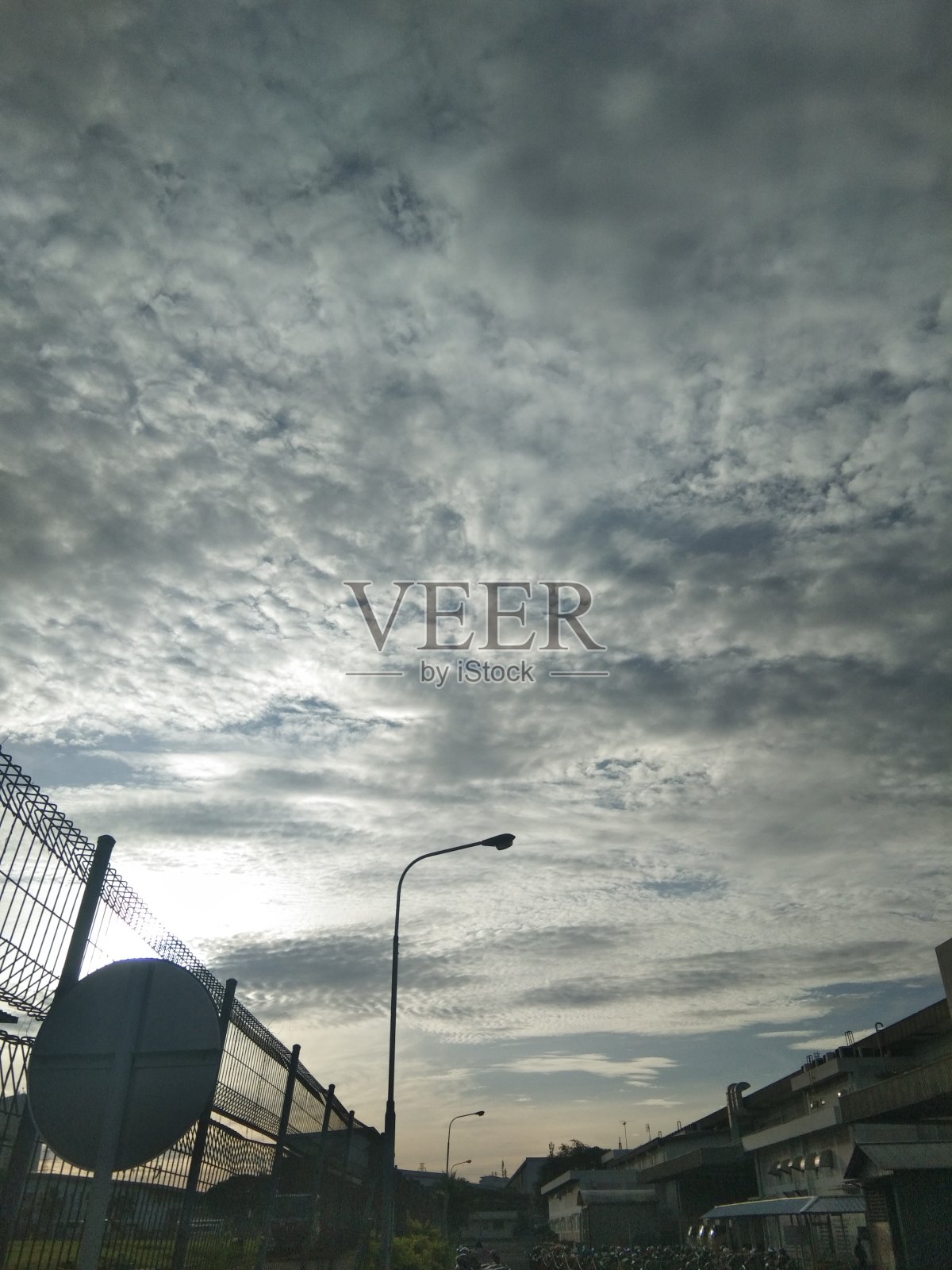 这是印度尼西亚贝卡西美丽的早晨天空照片摄影图片