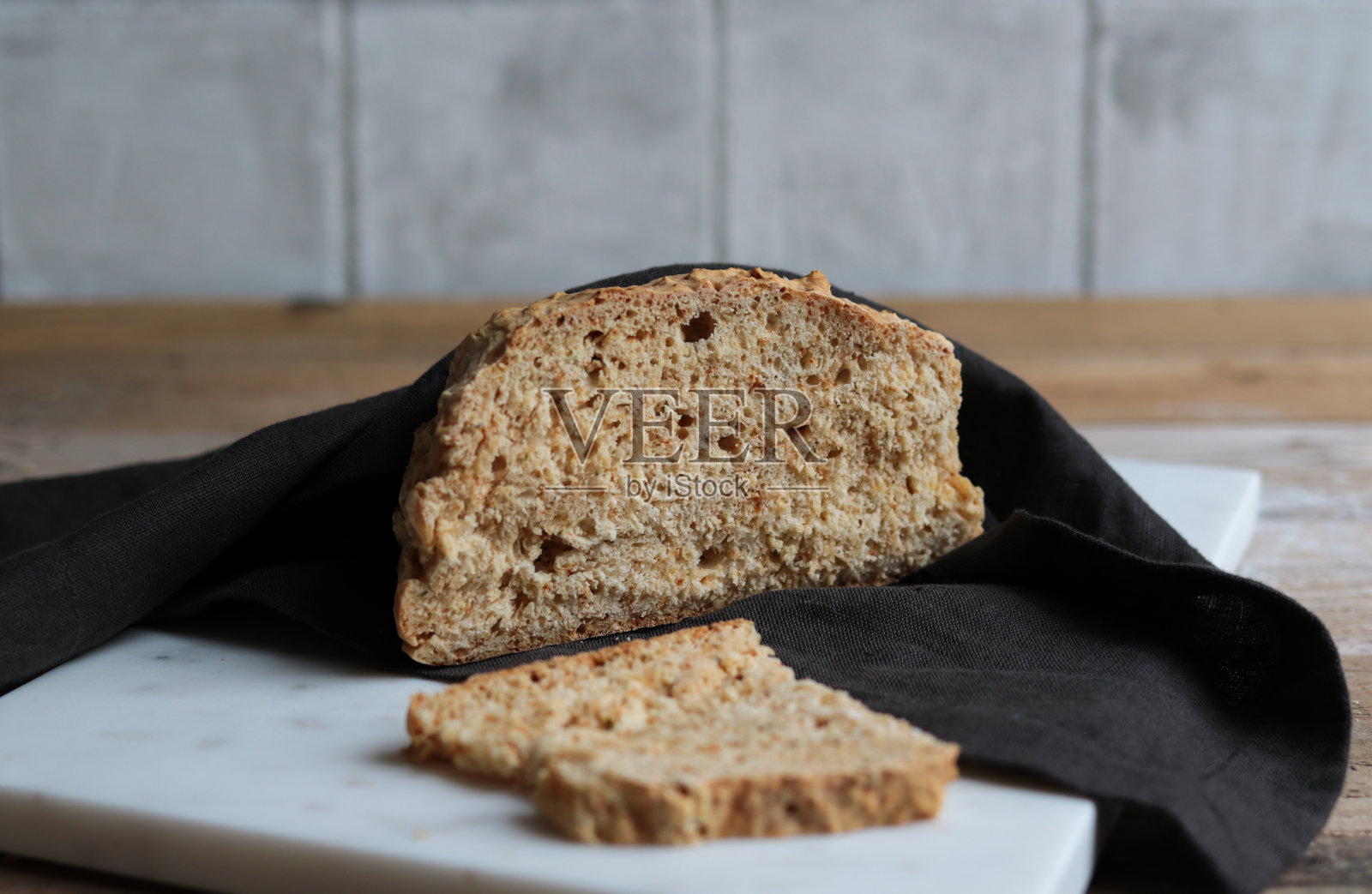 乡村厨房里新鲜出炉的面包照片摄影图片