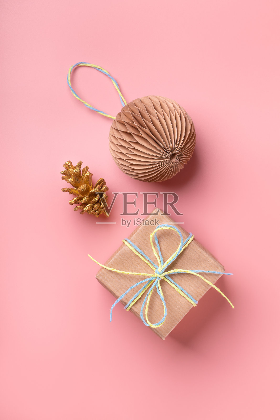 圣诞节的创意组成与礼物和装饰在柔和的粉红色的背景照片摄影图片
