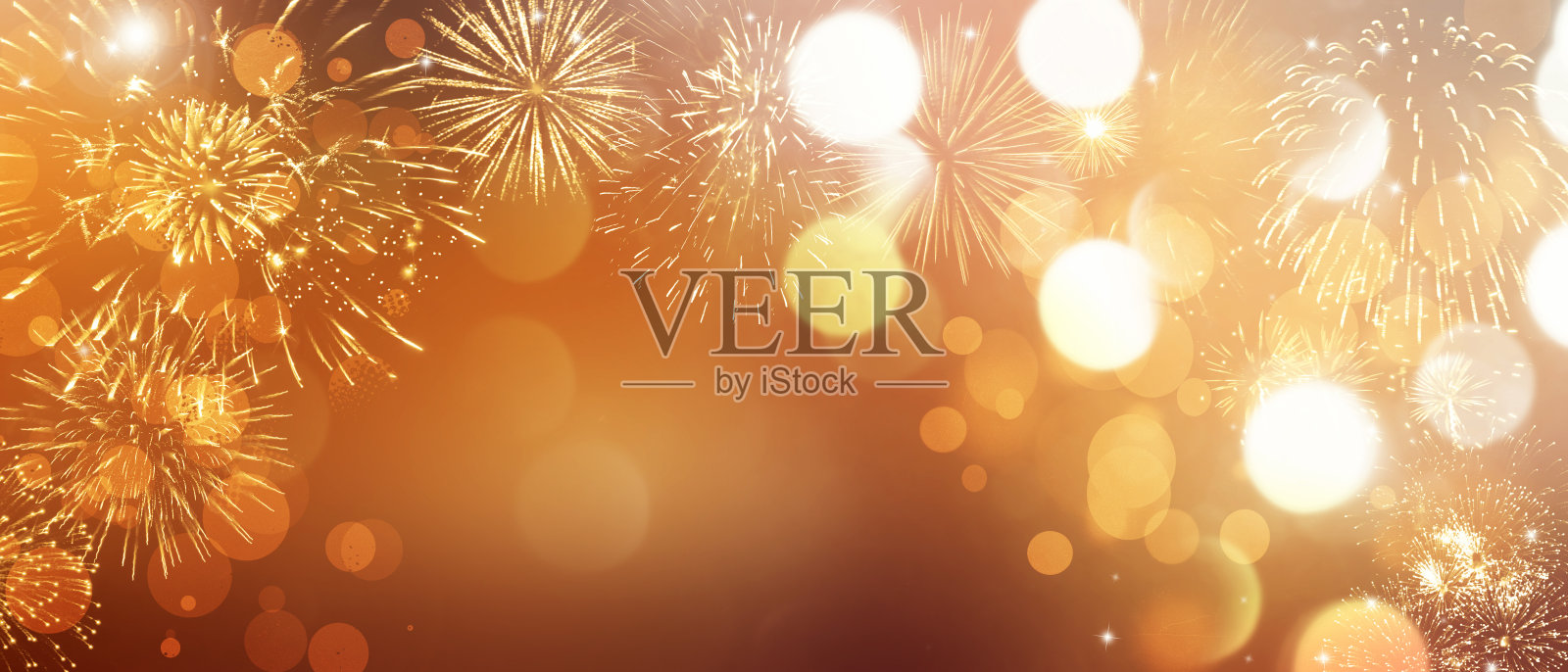 抽象的彩色烟火在黑暗的天空。庆祝及周年纪念概念照片摄影图片