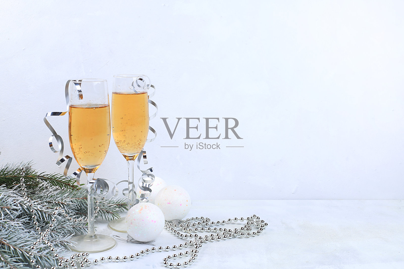 香槟和节日装饰,圣诞和新年背景,垃圾,文字的地方。新年贺卡,选择性聚焦,横幅展示,照片摄影图片