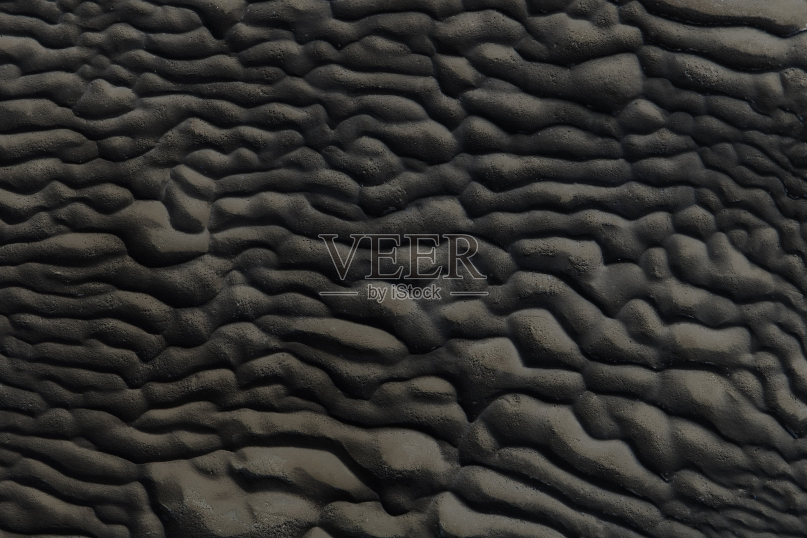 抽象的黑色色调的石头,图案和细节槽的黑色岩石为背景和抽象照片摄影图片